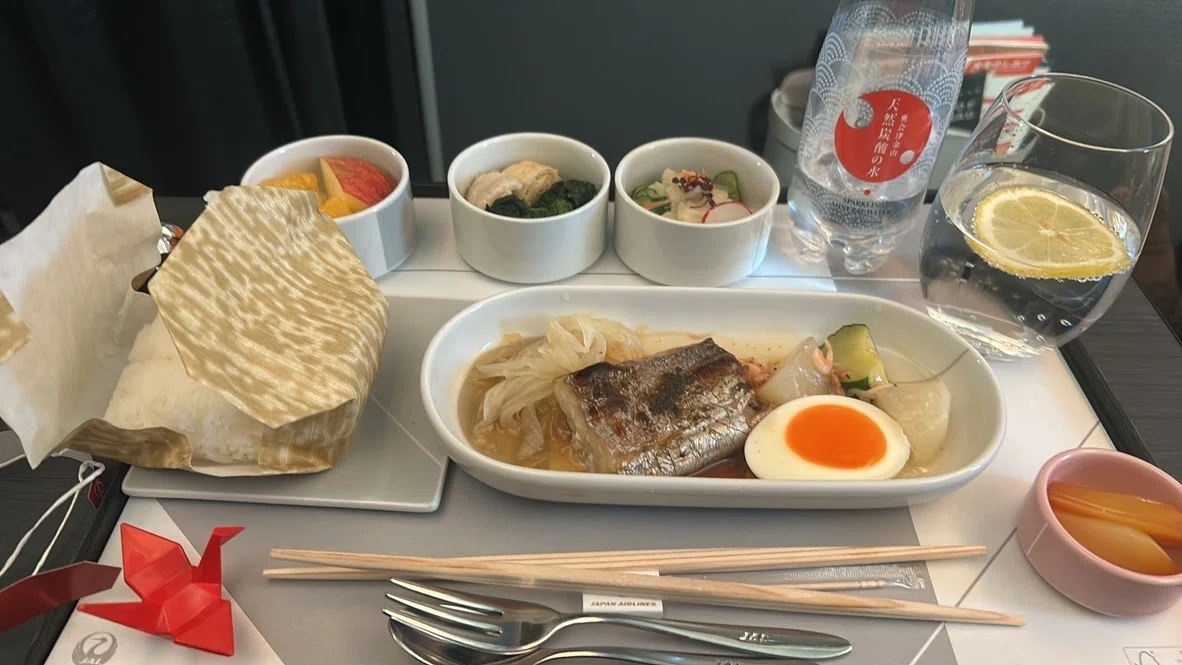 え？こんなに出るの？JALビジネス＆ファーストクラスの機内食｜天野