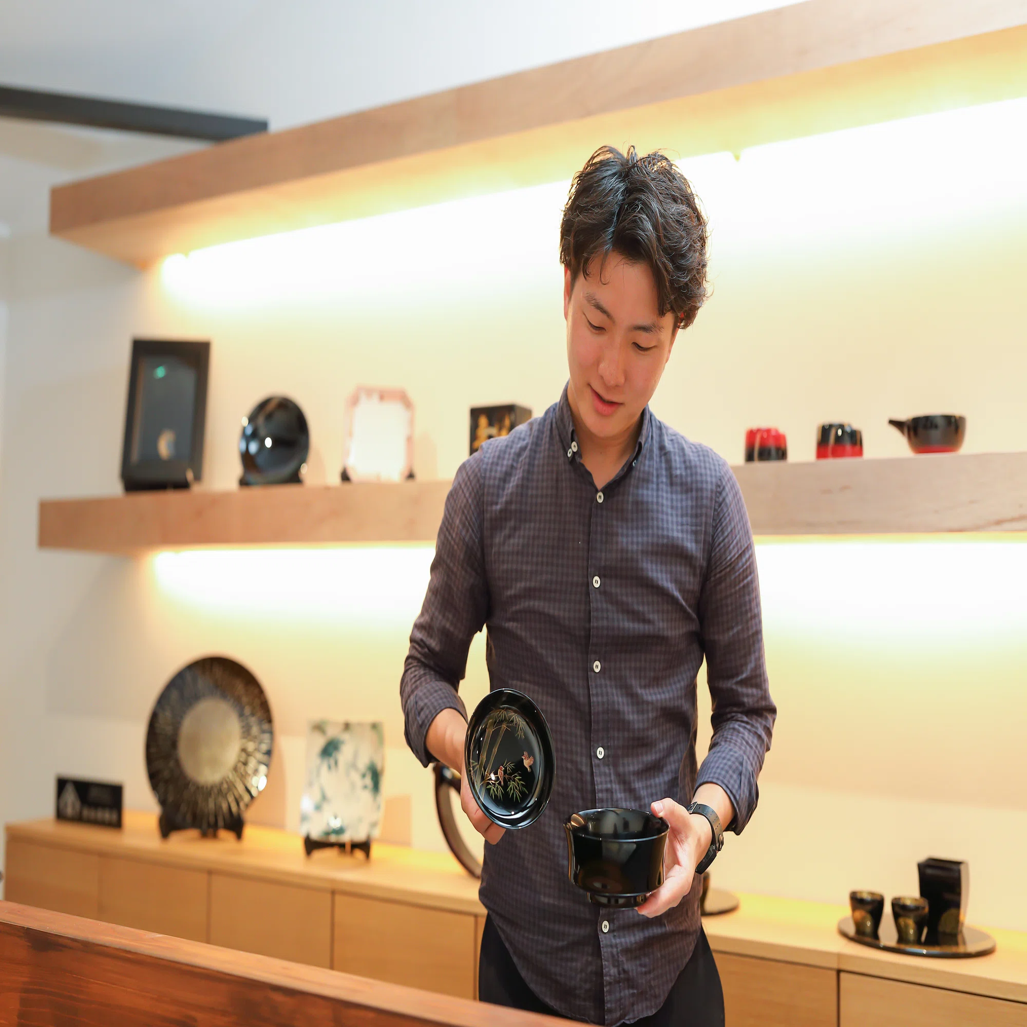 パールブルーのグラデーションに込めた想い。挑戦を続ける田谷漆器店の 