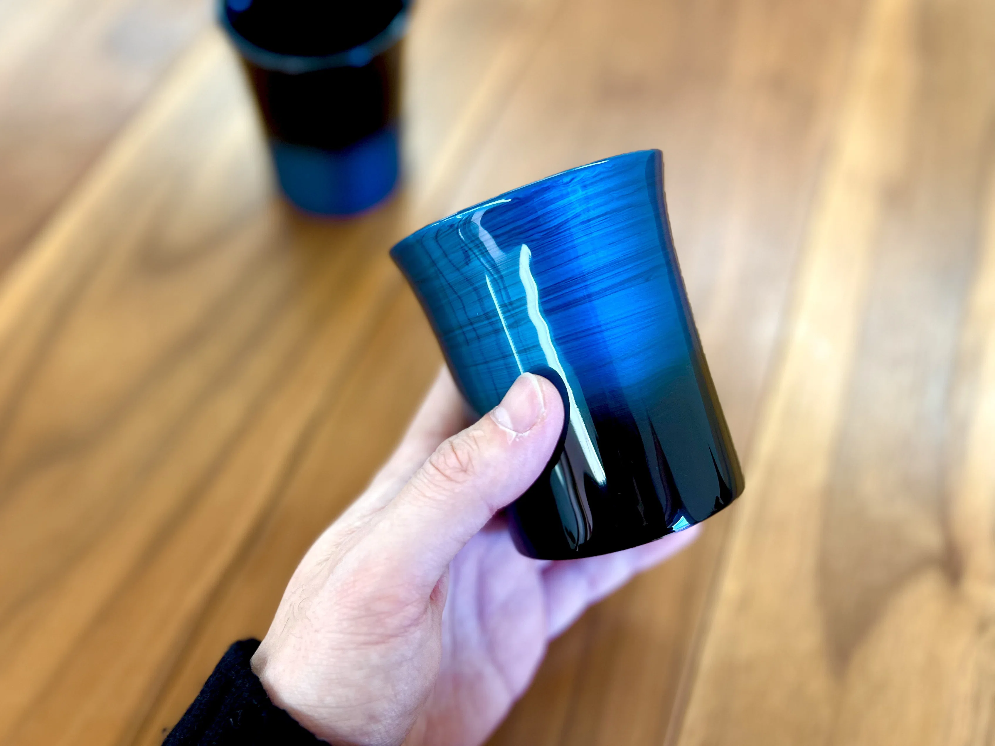 パールブルーのグラデーションに込めた想い。挑戦を続ける田谷漆器店の