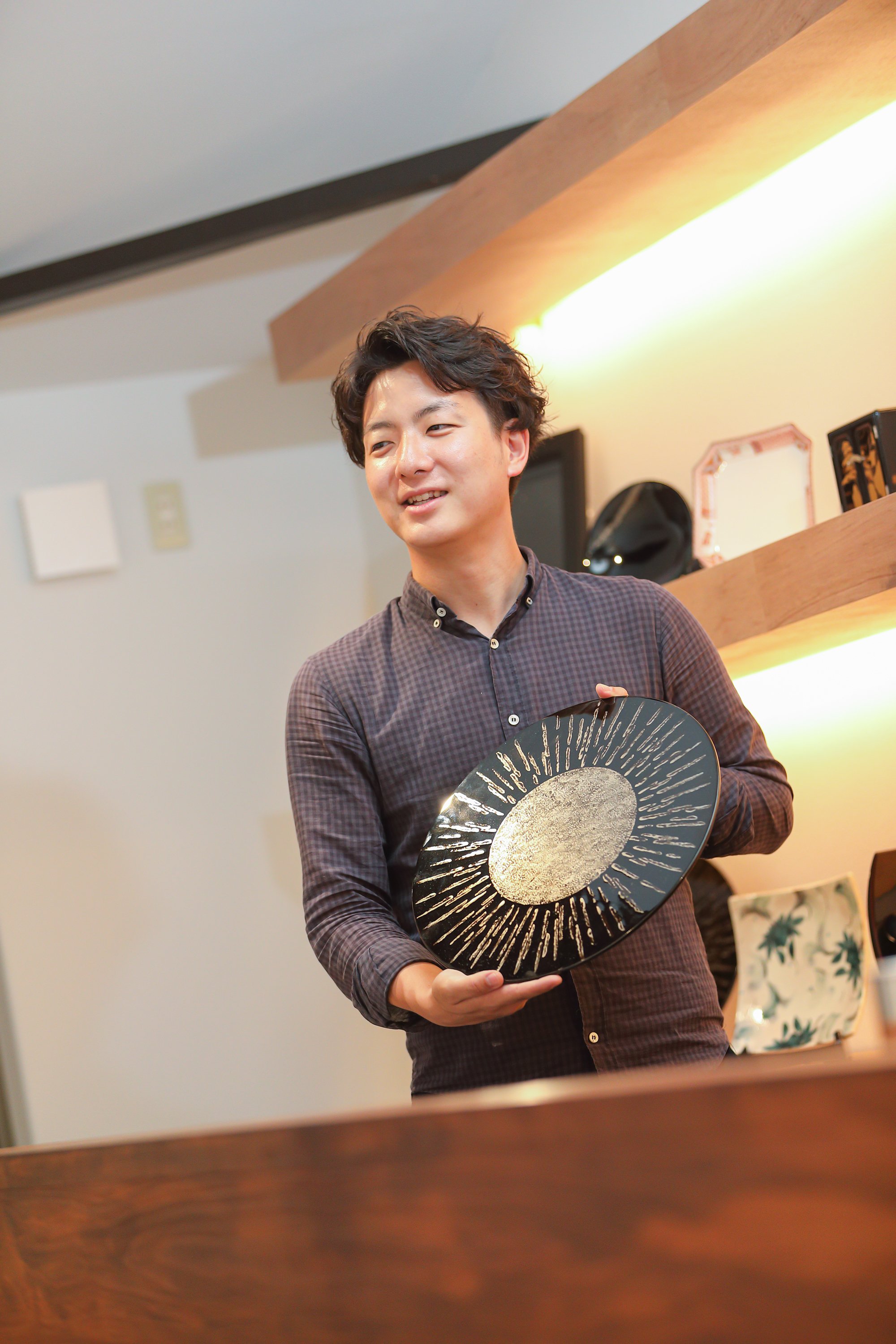 パールブルーのグラデーションに込めた想い。挑戦を続ける田谷漆器店の