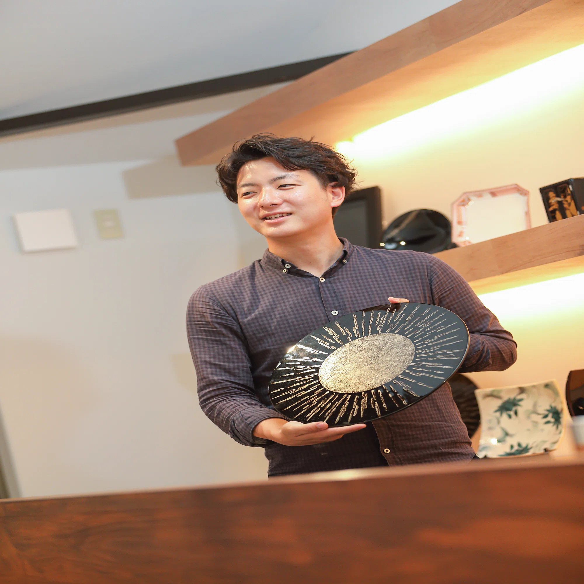 パールブルーのグラデーションに込めた想い。挑戦を続ける田谷漆器店の 