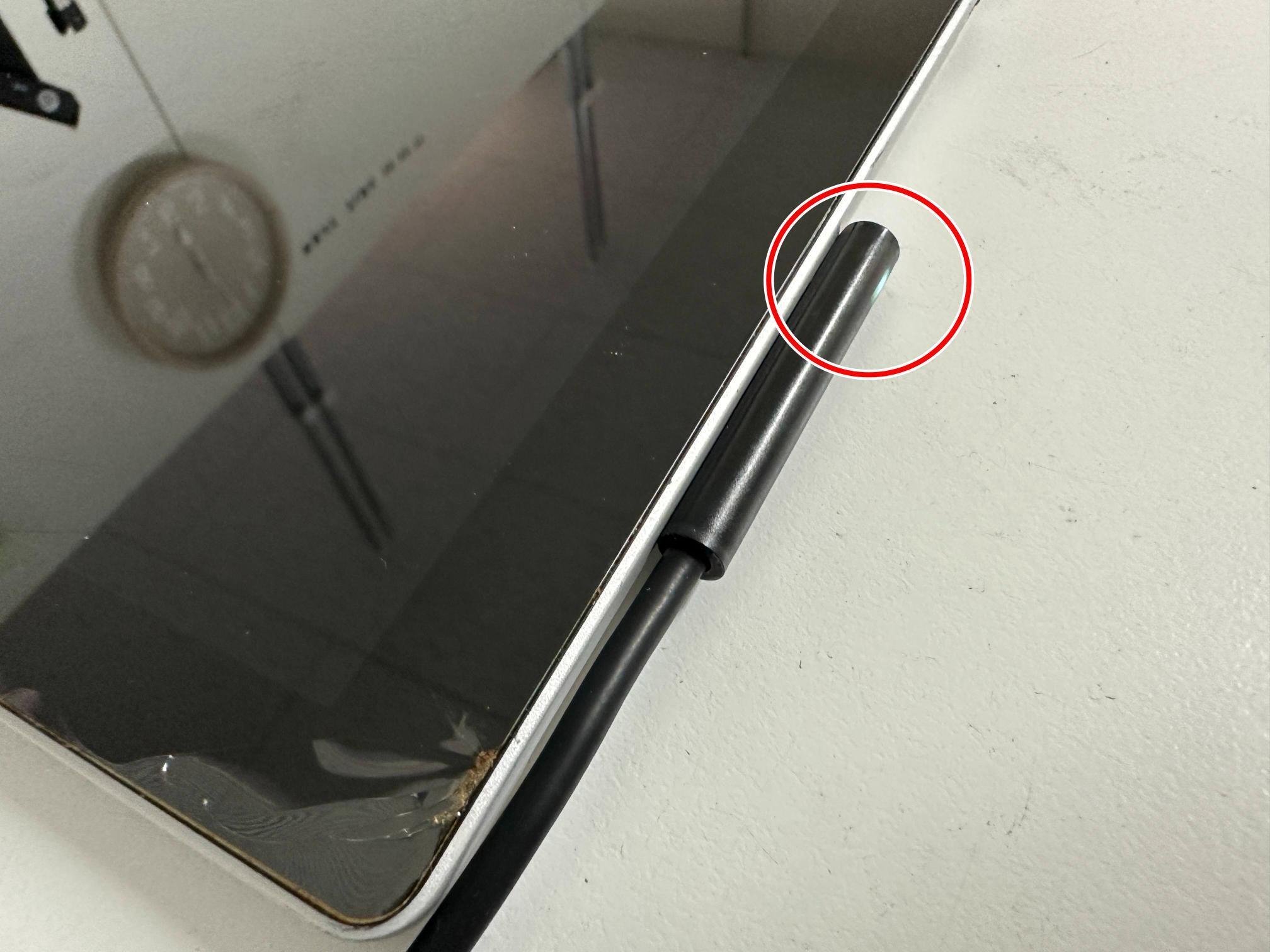 充電部分が一つ壊れてる これって何ていう部分で、これはまずい？ バッテリー交換中に引っ掻い