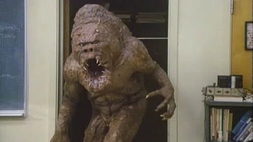 クローゼットを行き来するキモカワ無敵のモンスター！名作映画の