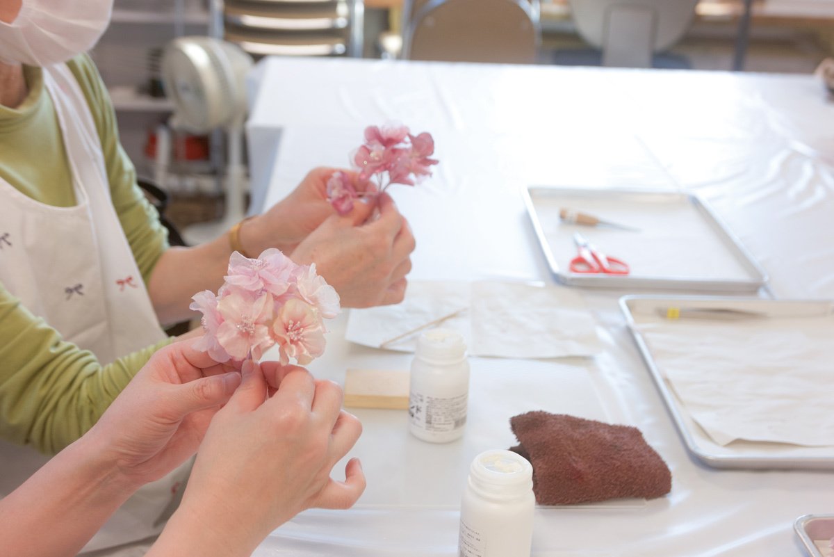 布でつくる本物そっくりの花。1年で30種の花づくり、初心者OKの