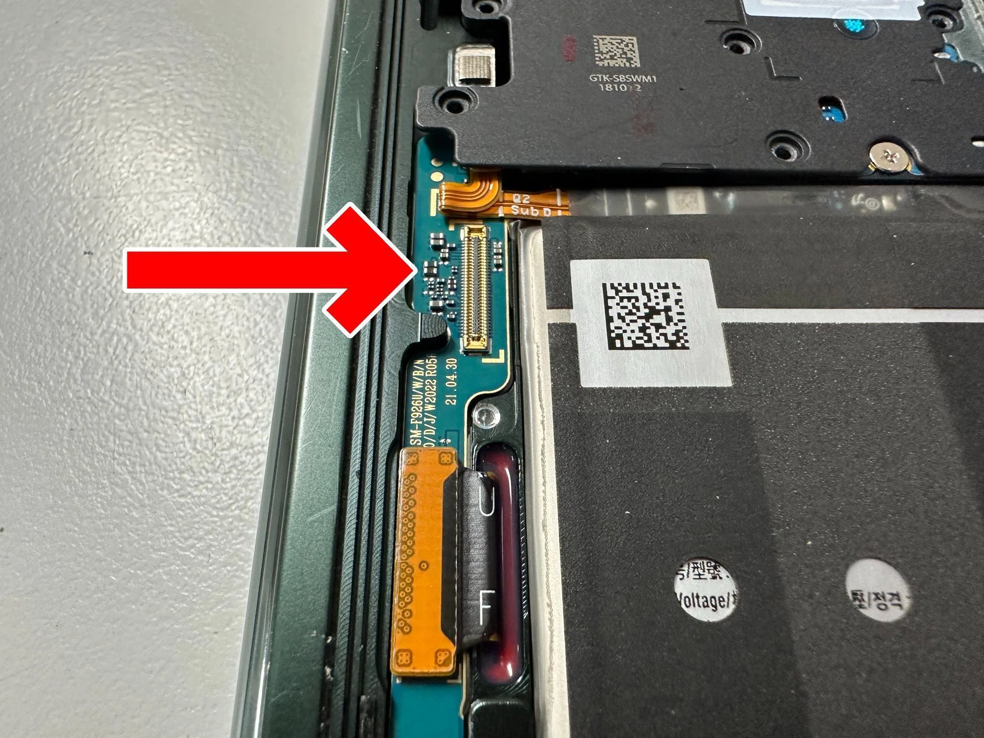Galaxy Z Fold3の外側画面交換を29480円で対応中！真っ暗で何も映ら