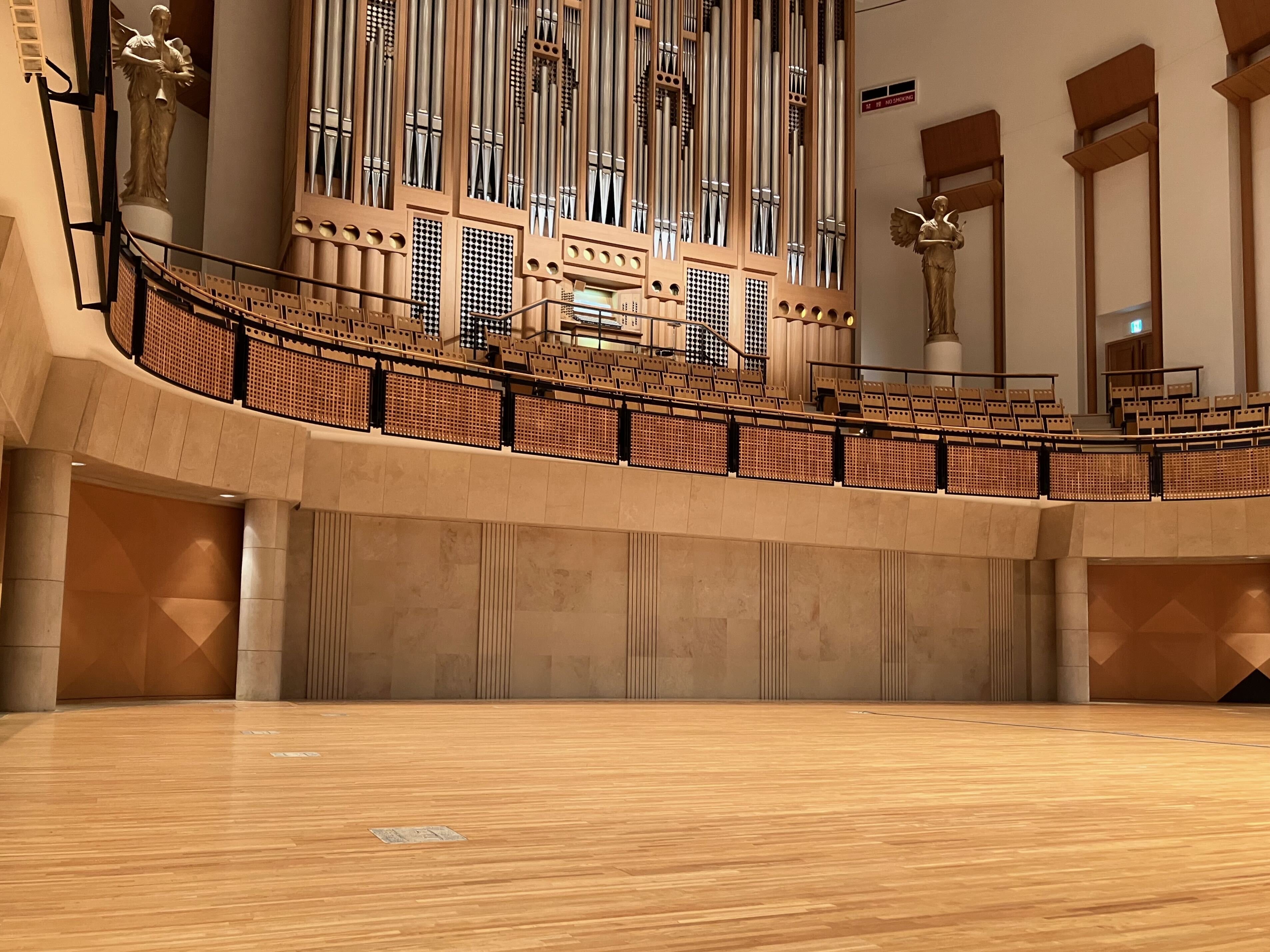 所沢ミューズ アークホール 〜美しく個性的な音響が生まれる秘密〜｜雪花菜