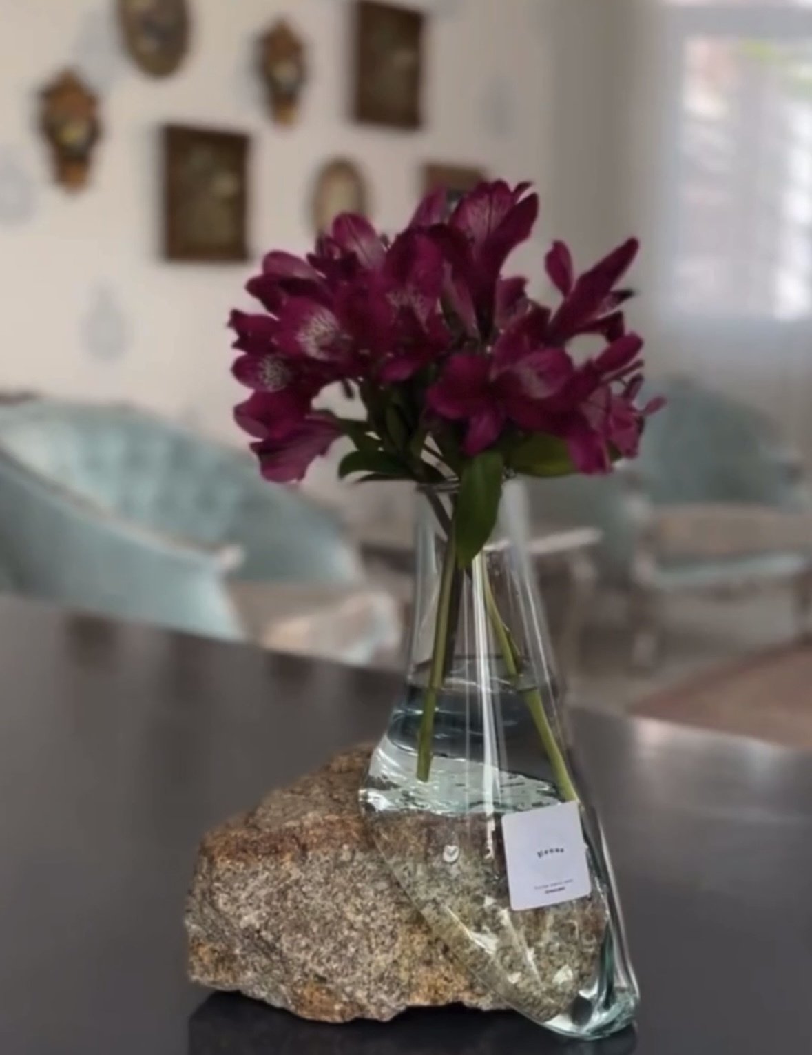 イラン発！自然と調和するハンドメイド花瓶が富裕層の心を掴む｜オズ