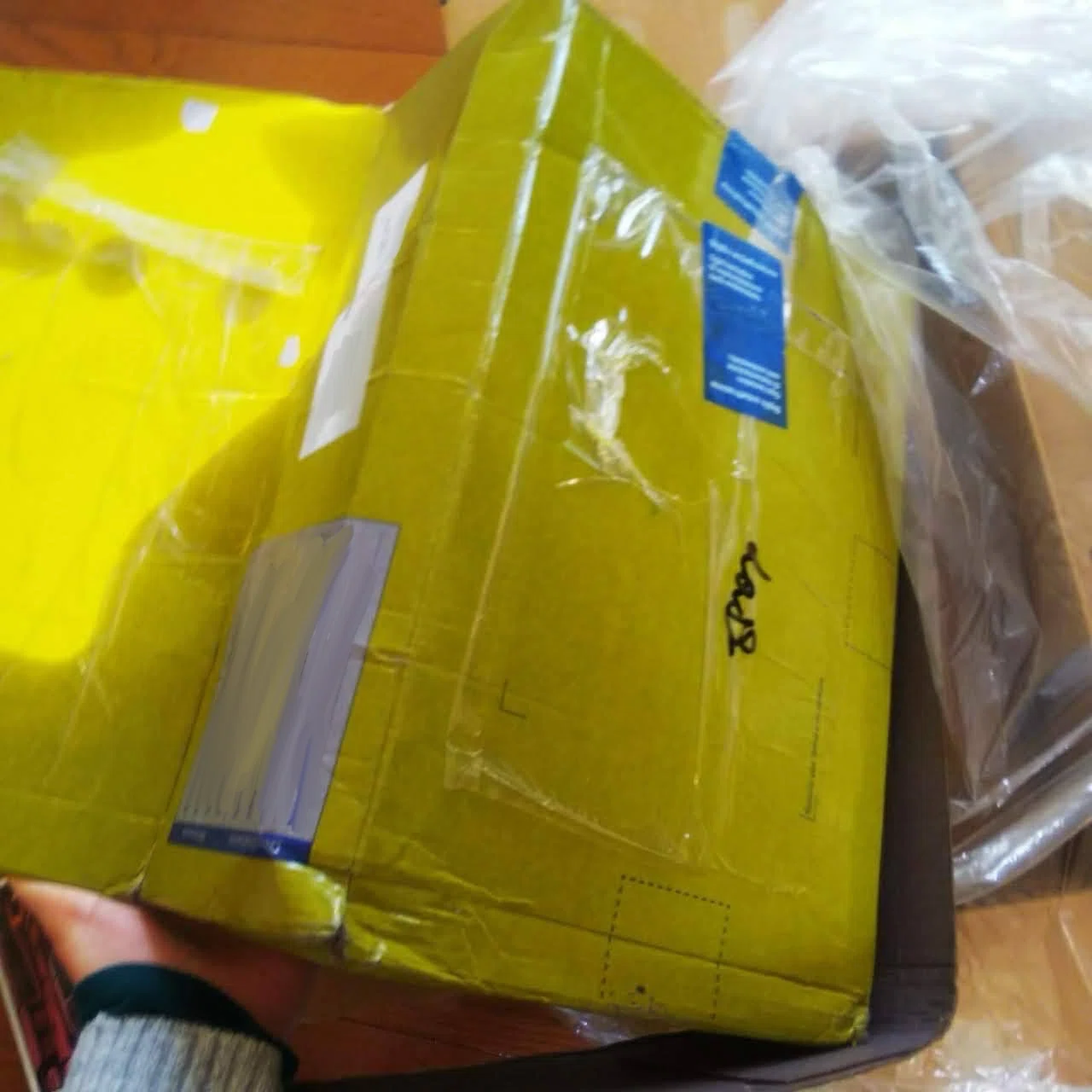イタリアからの荷物に笑っちゃったよ3選🇮🇹📦｜Rei@イラストレーター