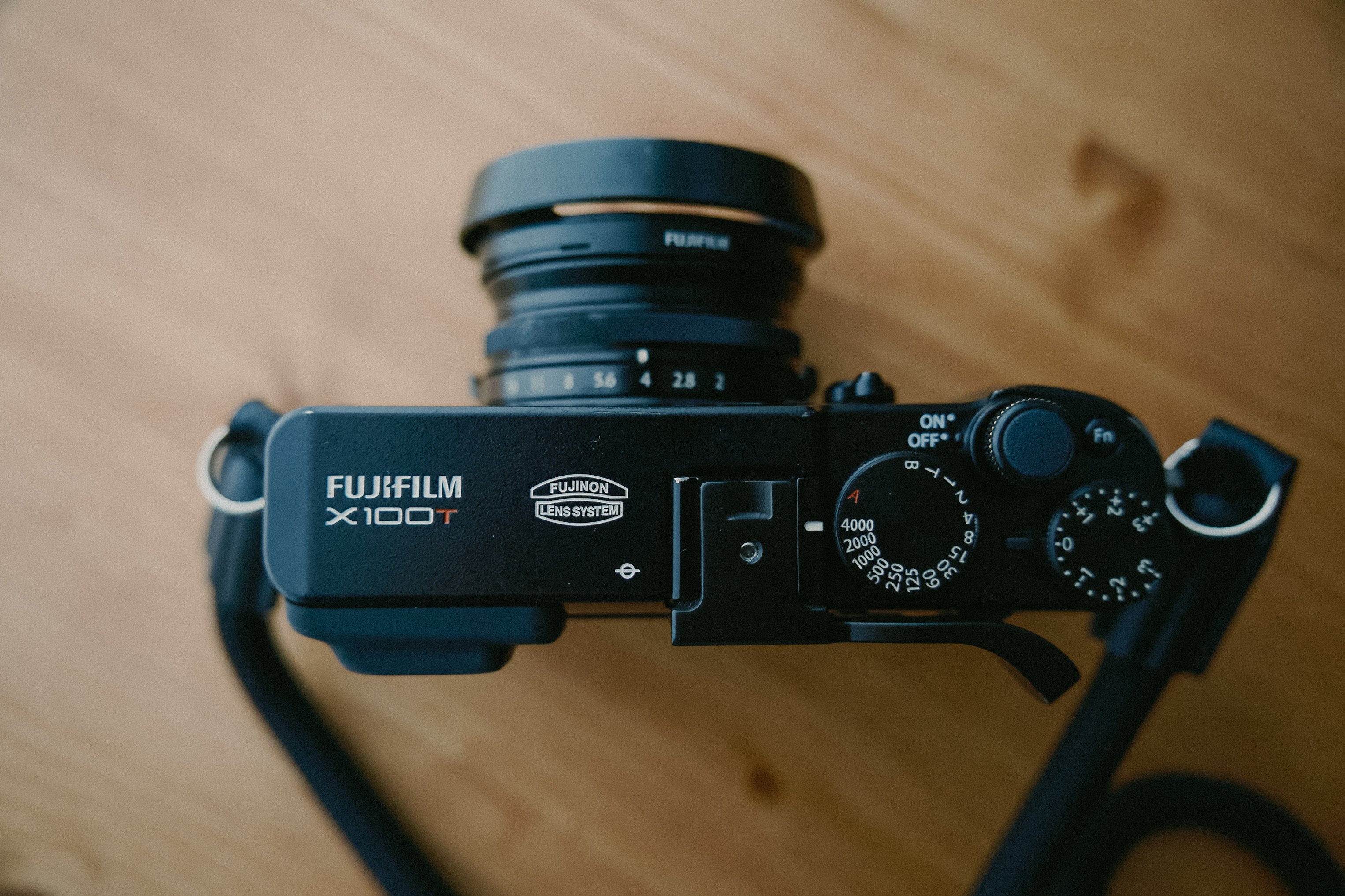 FUJIFILM X100Tを手に持って。|Keita Muraki FUJIFILM X100Tを手に持って。|Keita Muraki