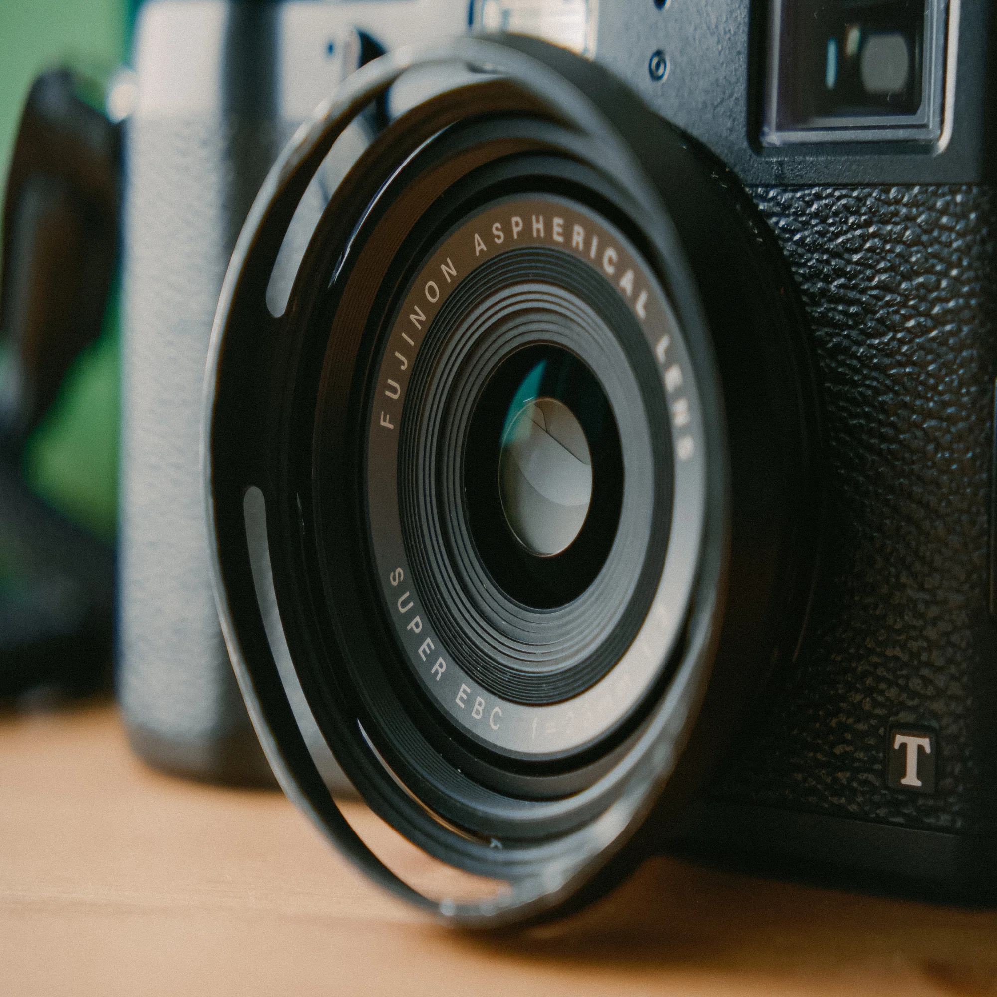 FUJIFILM X100Tを手に持って。｜村木渓太