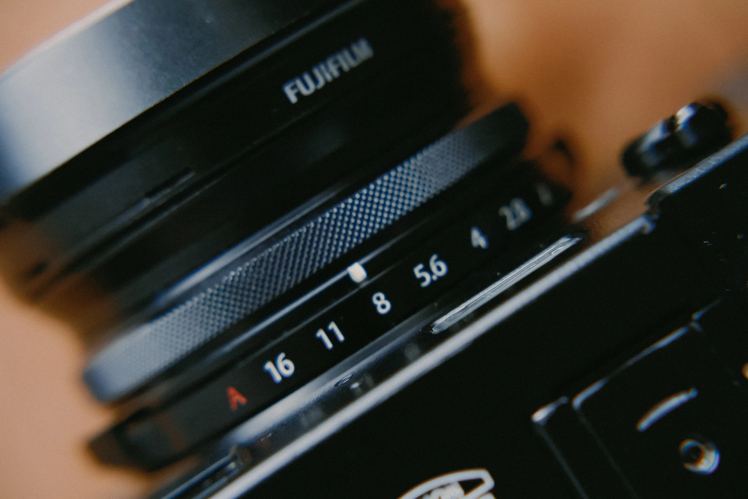 FUJIFILM X100Tを手に持って。｜村木渓太