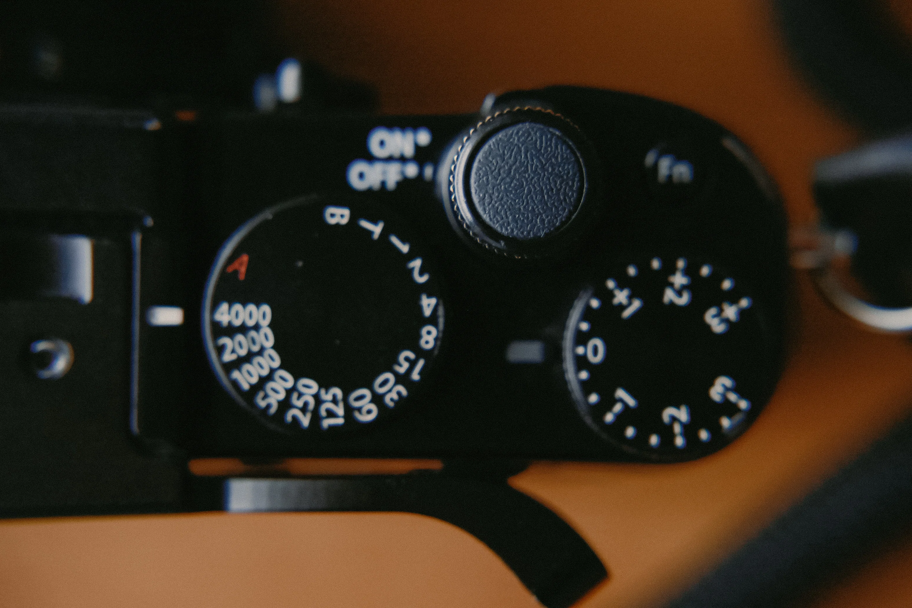 FUJIFILM X100Tを手に持って。｜村木渓太