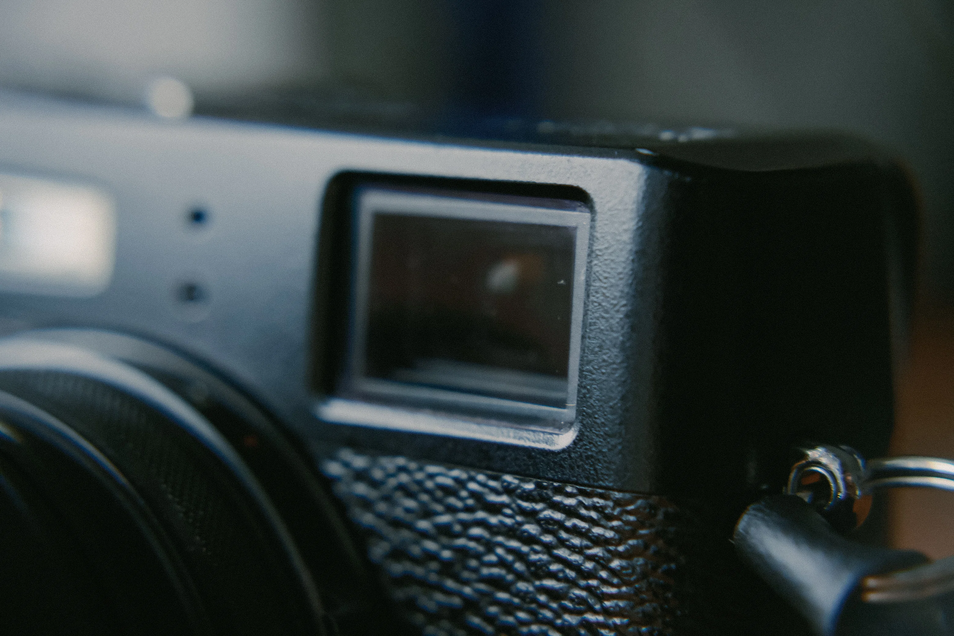 FUJIFILM X100Tを手に持って。｜村木渓太