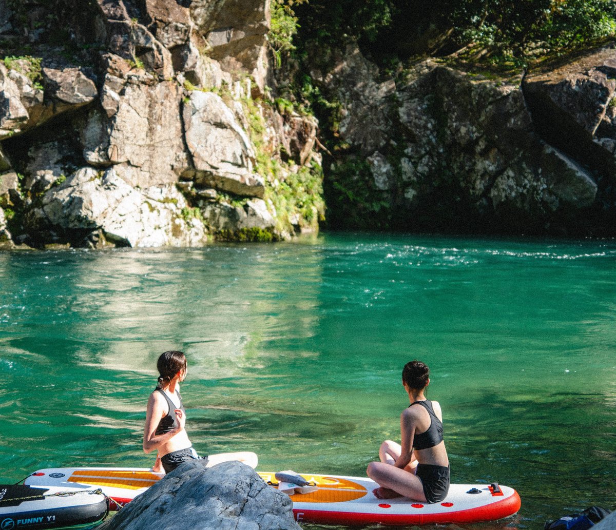 SUPをしながら板取川を眺める