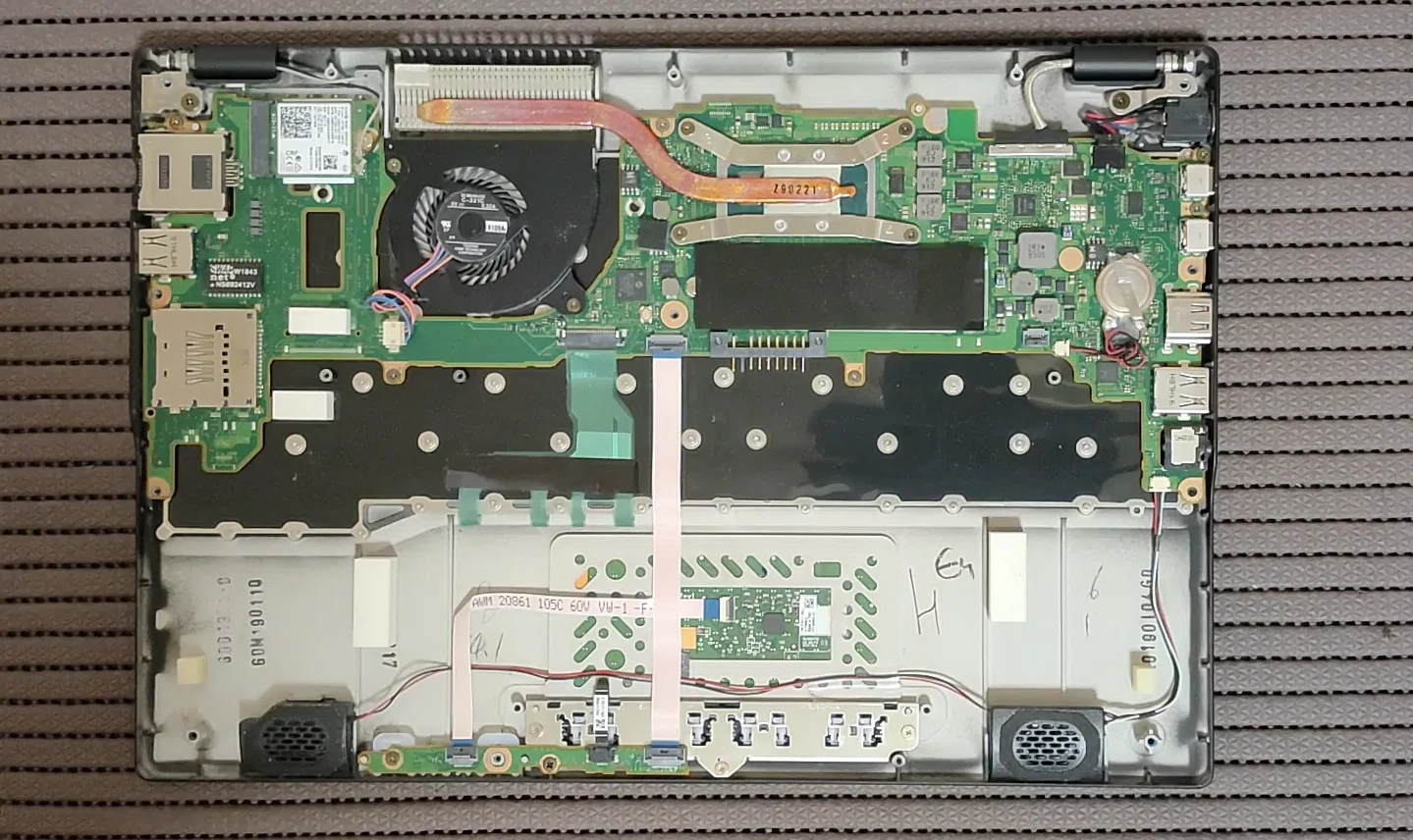スリム型、軽量型ノート『FUJITSU LIFEBOOK WU2/C3』の分解 スリム型、軽量型ノート『FUJITSU LIFEBOOK WU2/C3』の分解