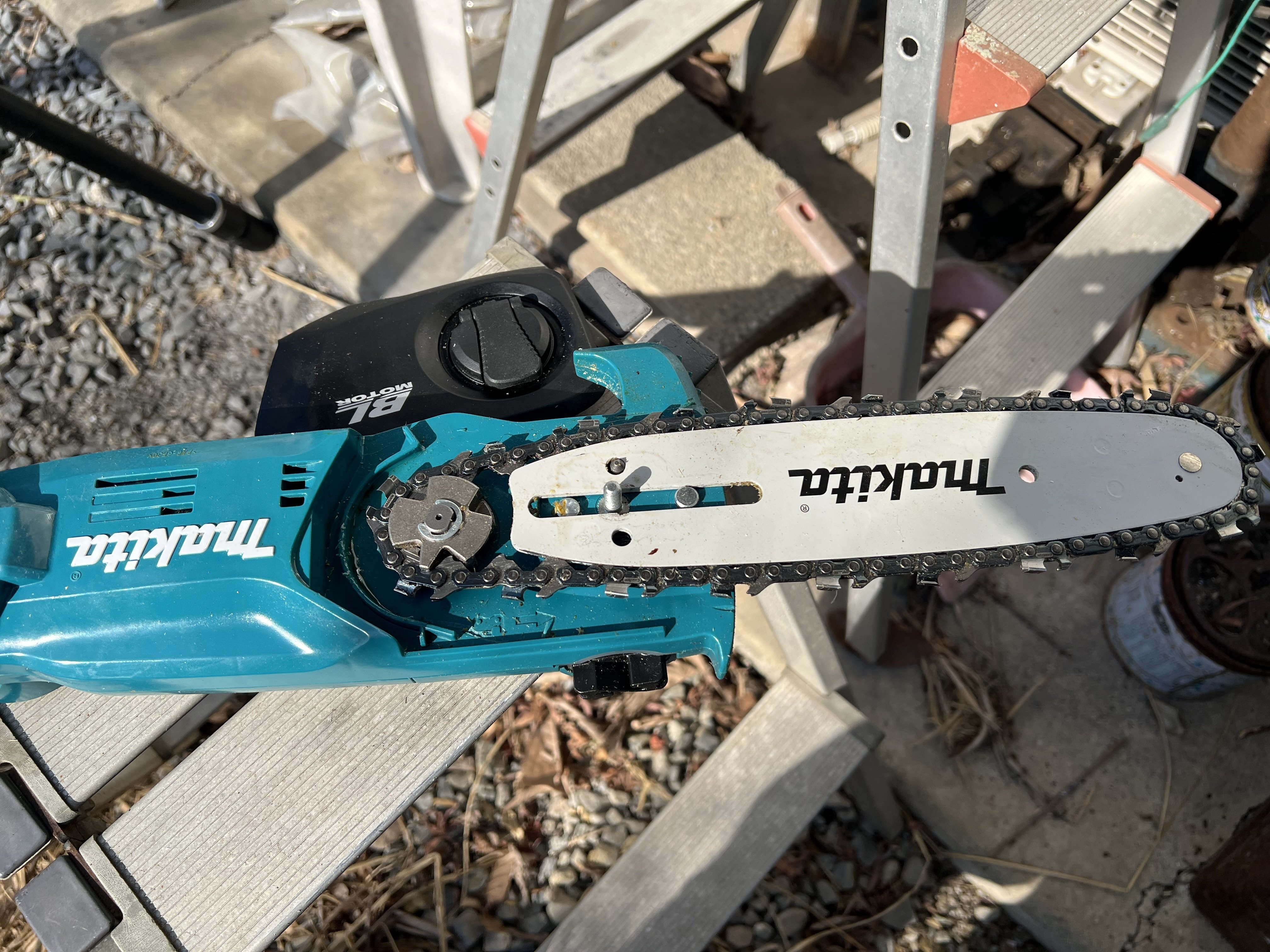 初体験！もと国王が選んだマキタ200mm充電式高枝チェンソー 18V