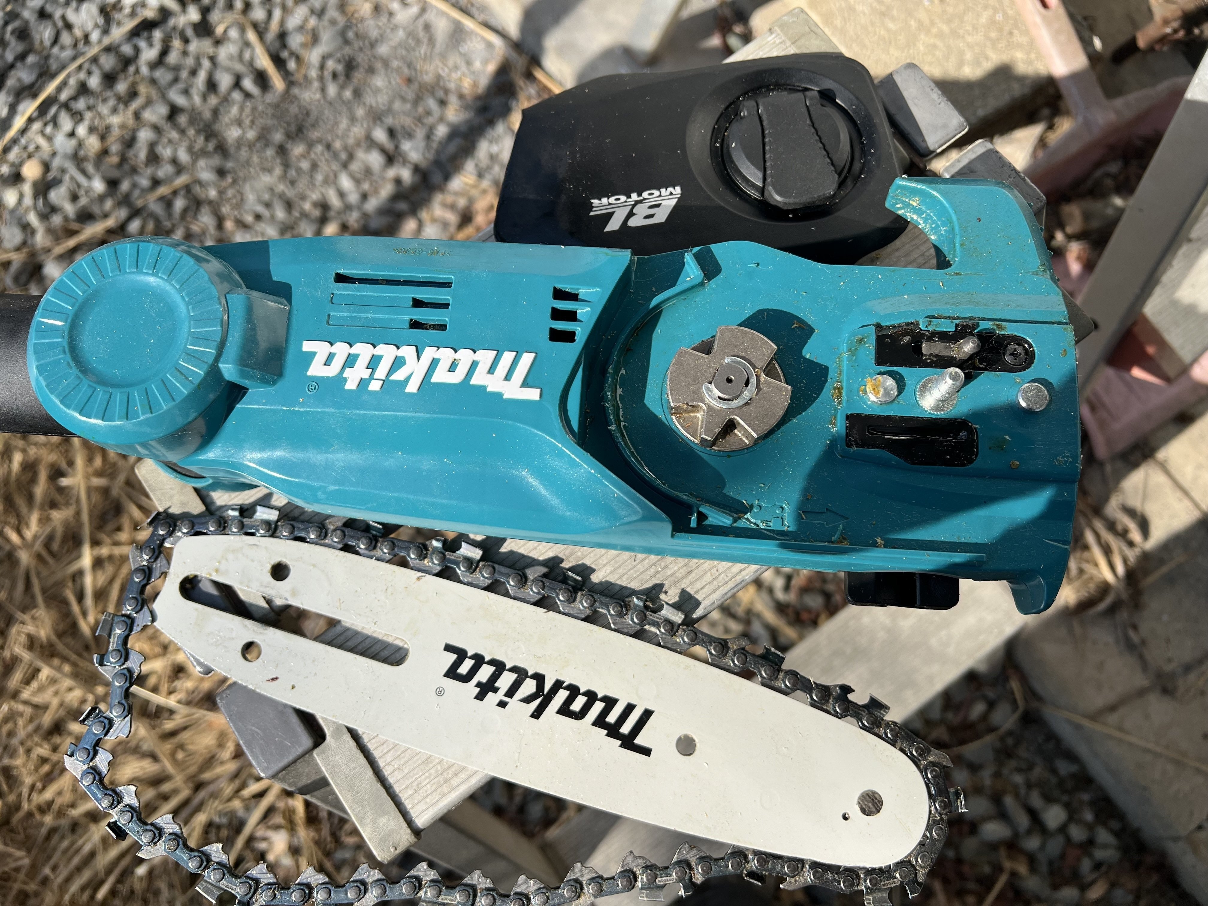 初体験！もと国王が選んだマキタ200mm充電式高枝チェンソー 18V