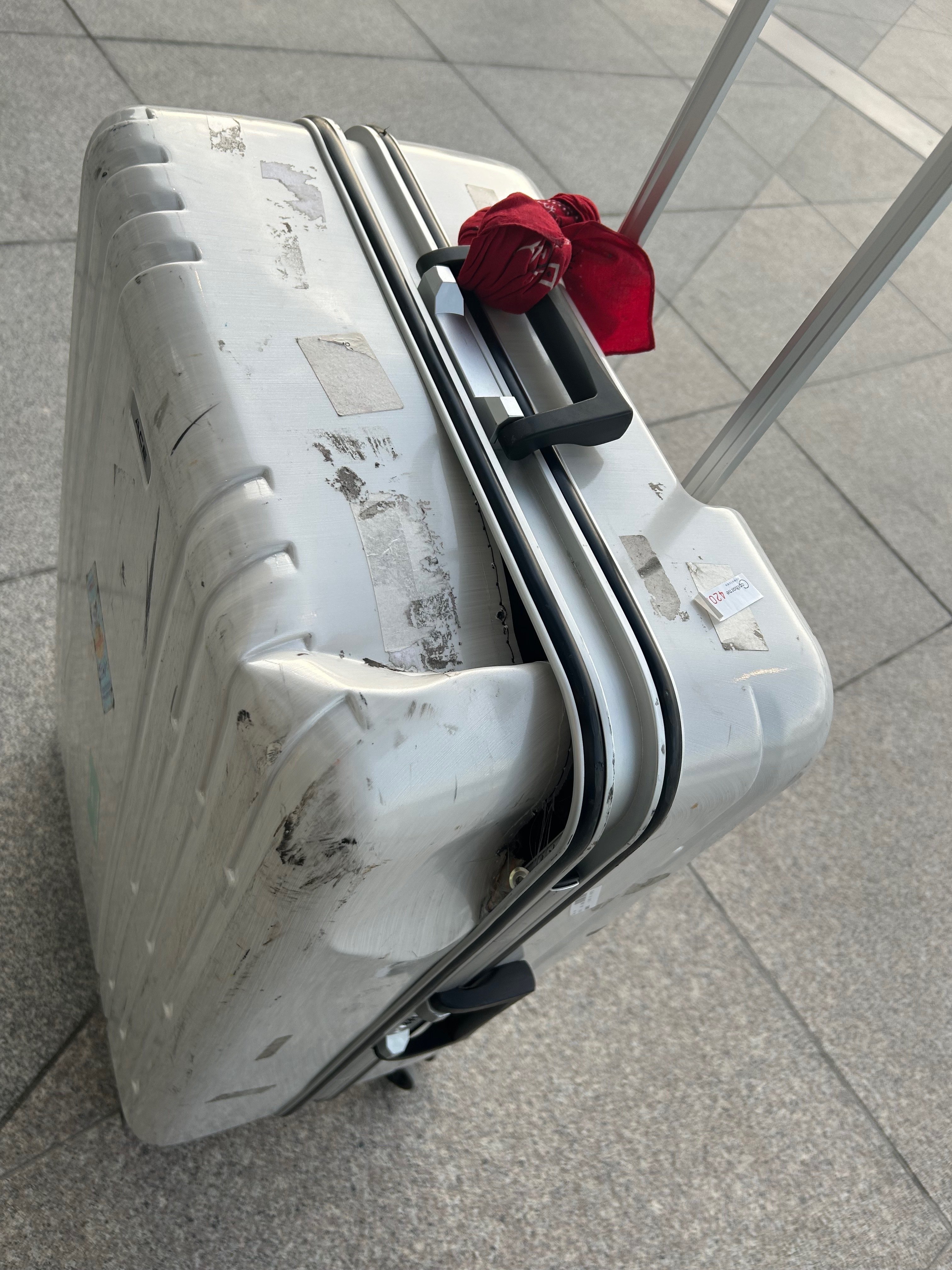 悲しすぎる相棒とのお別れ 【痛々しいスーツケースの破損】｜Aki.tabi1000