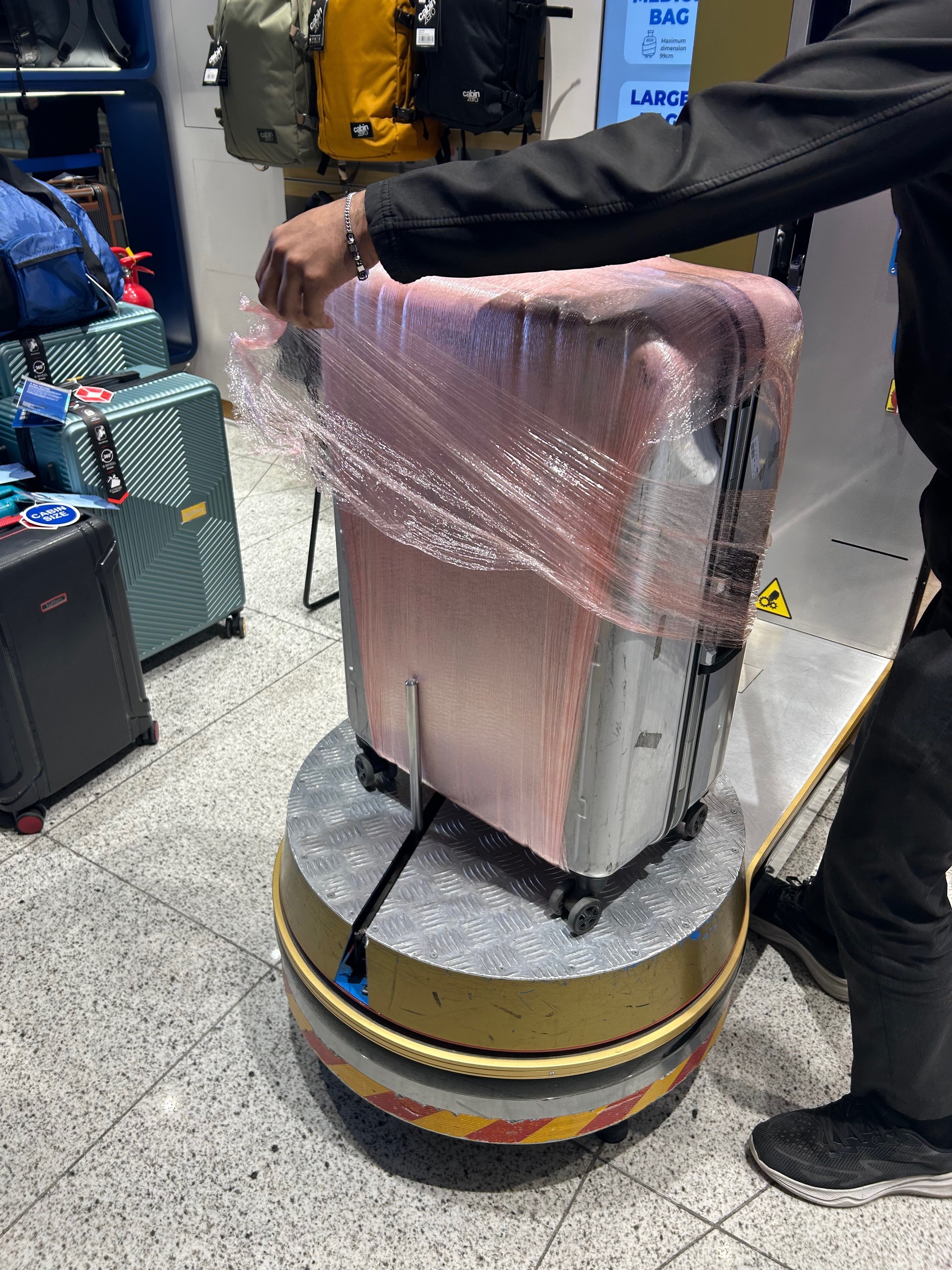 悲しすぎる相棒とのお別れ 【痛々しいスーツケースの破損】｜Aki.tabi1000