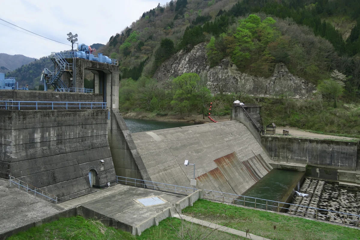 福井県　山原ダム　壁ドン