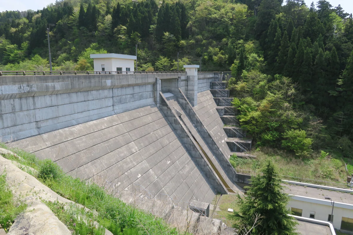 青森県　小泊ダム　壁ドン