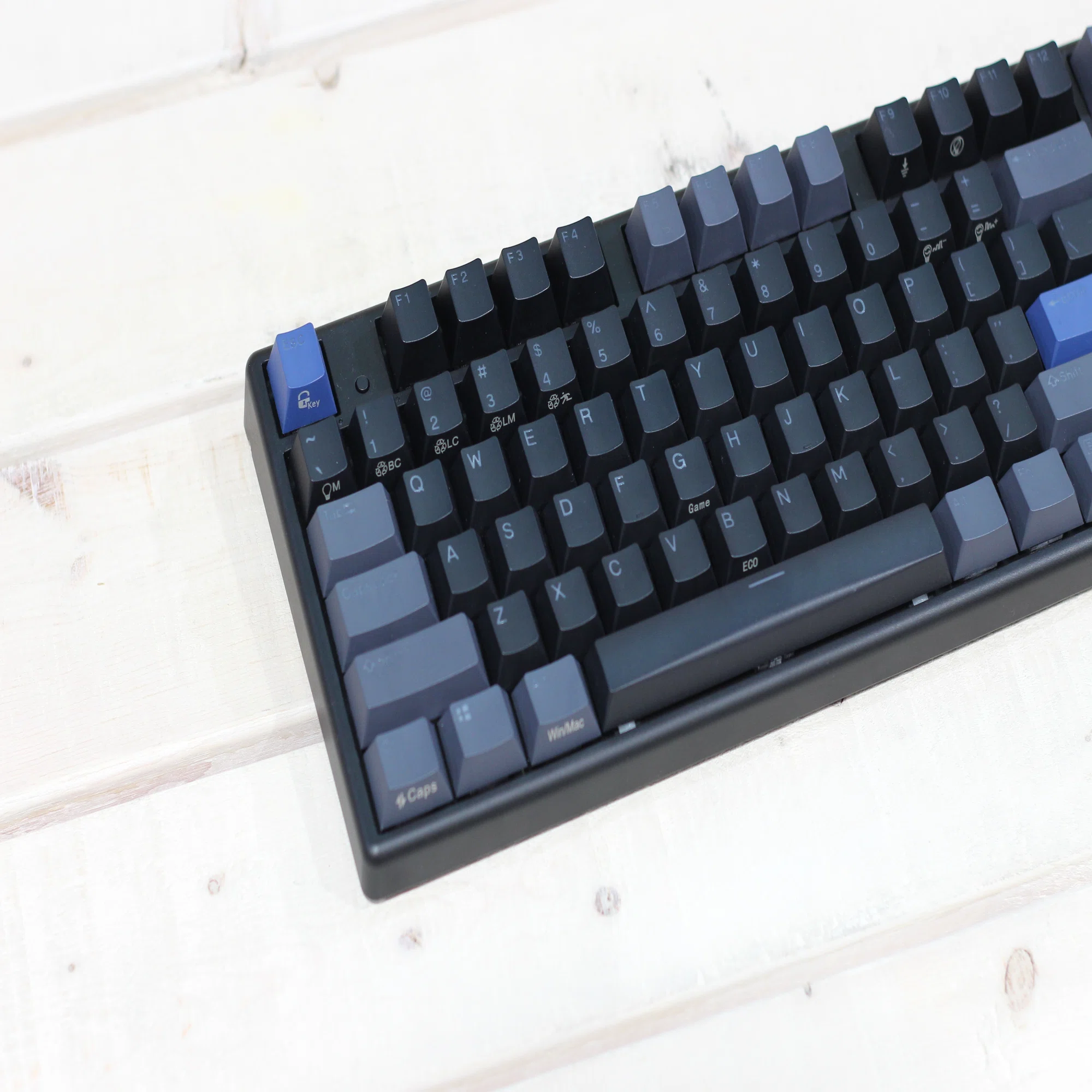 ガジェット紹介】Niz X108 Black RGB｜無線＆有線対応の静電容量無接点 