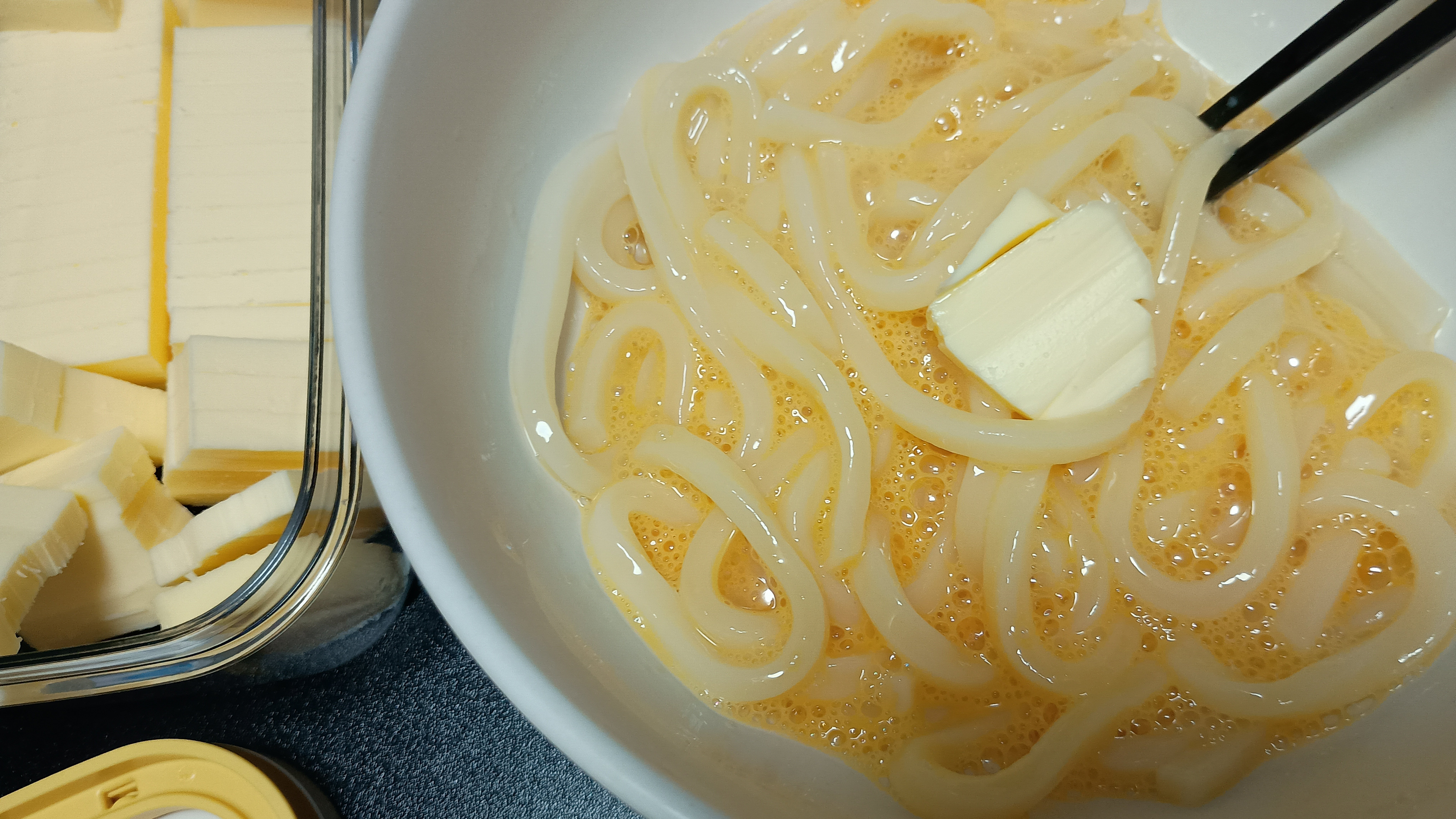 料理】『釜玉バター醤油うどん』を作る！！【バター切断】｜aosagi