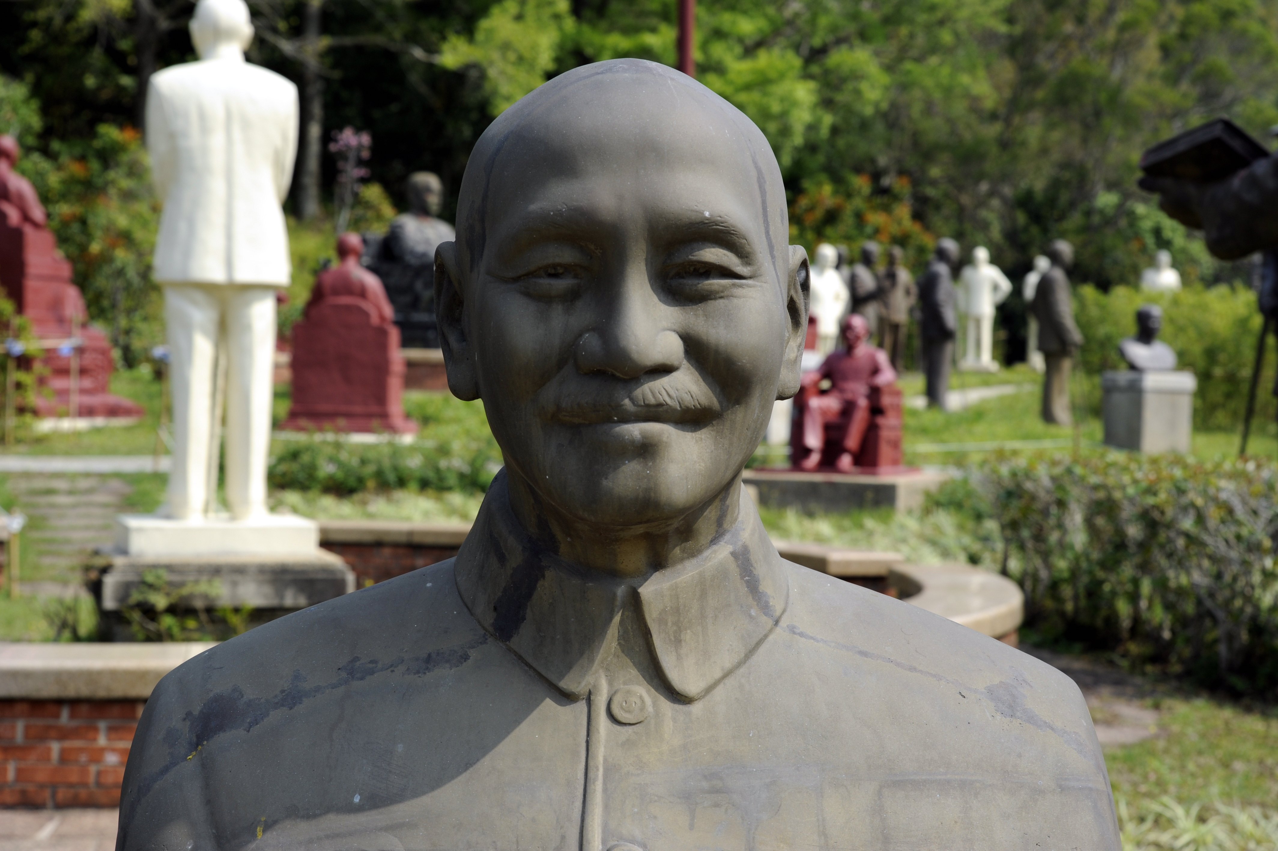 蒋介石 写真 額装 台湾 台湾、蒋介石像が200体集合！｜サラリーマン