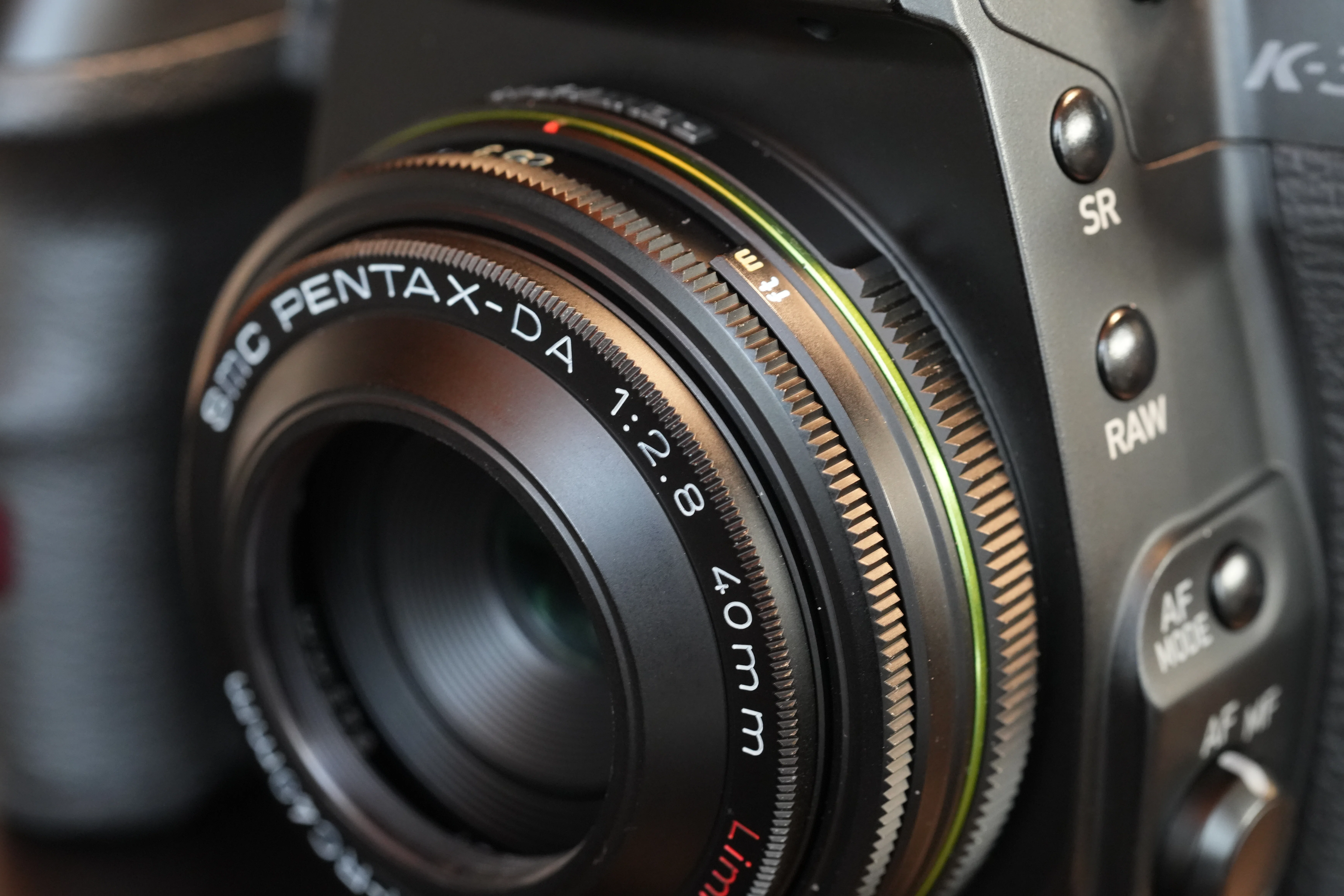 正にスナップシューターな smc PENTAX DA40㎜F2.8 Limited。｜鶏(とり)