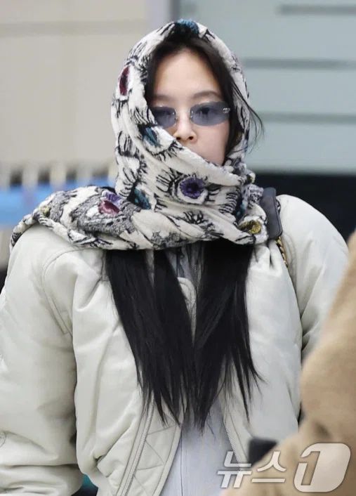 JENNIE、空港でも光るファッションアイコン✨ マフラーで仕上げた洗練