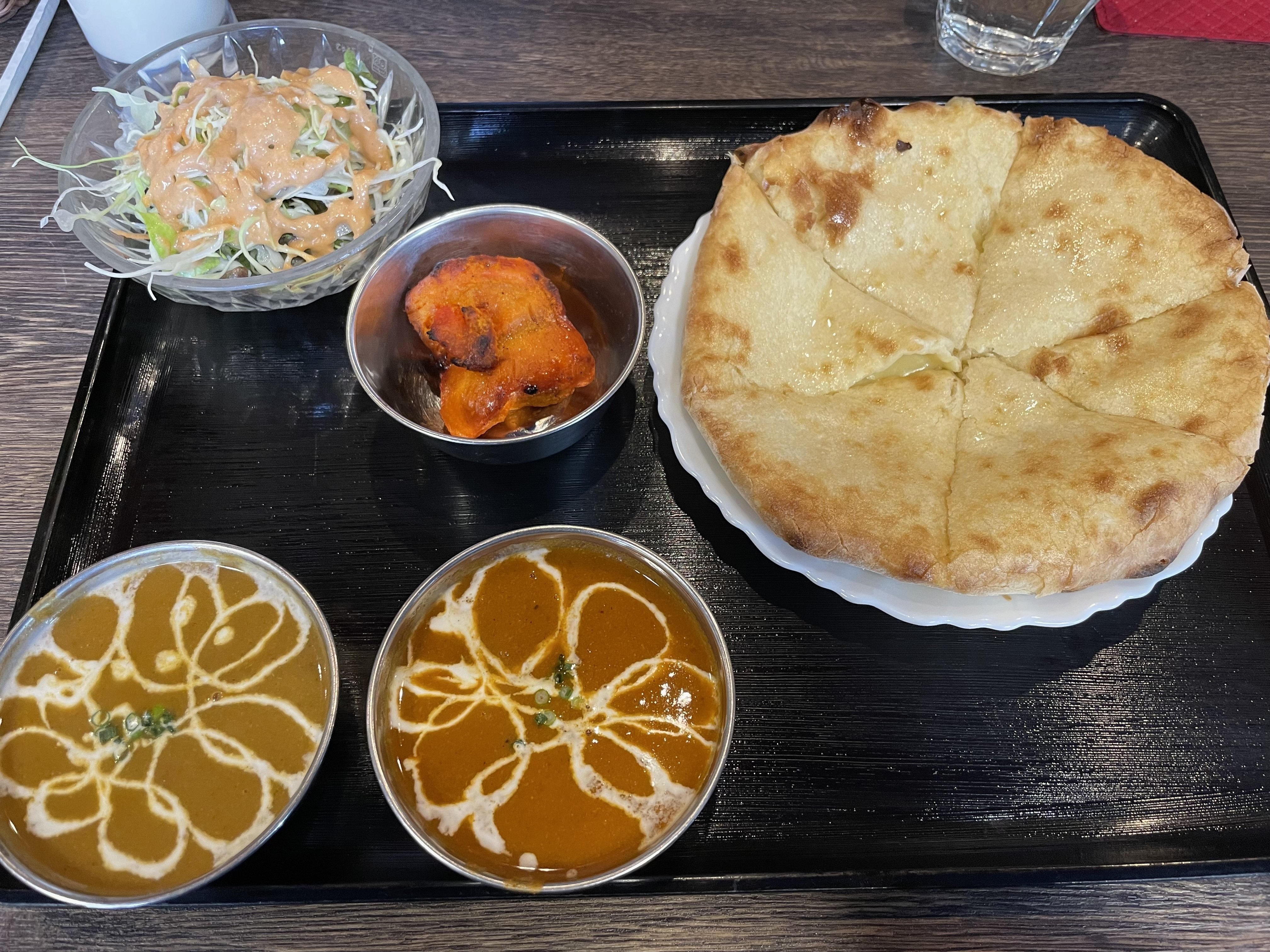 インド・ネパールカレー】カレー2種のセットとチーズナン｜negisio