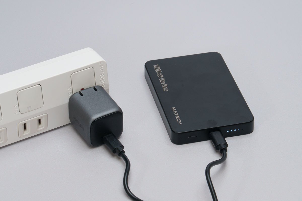 薄すぎ！超スリムな10000mAh・Qi2モバイルバッテリー「MATECH