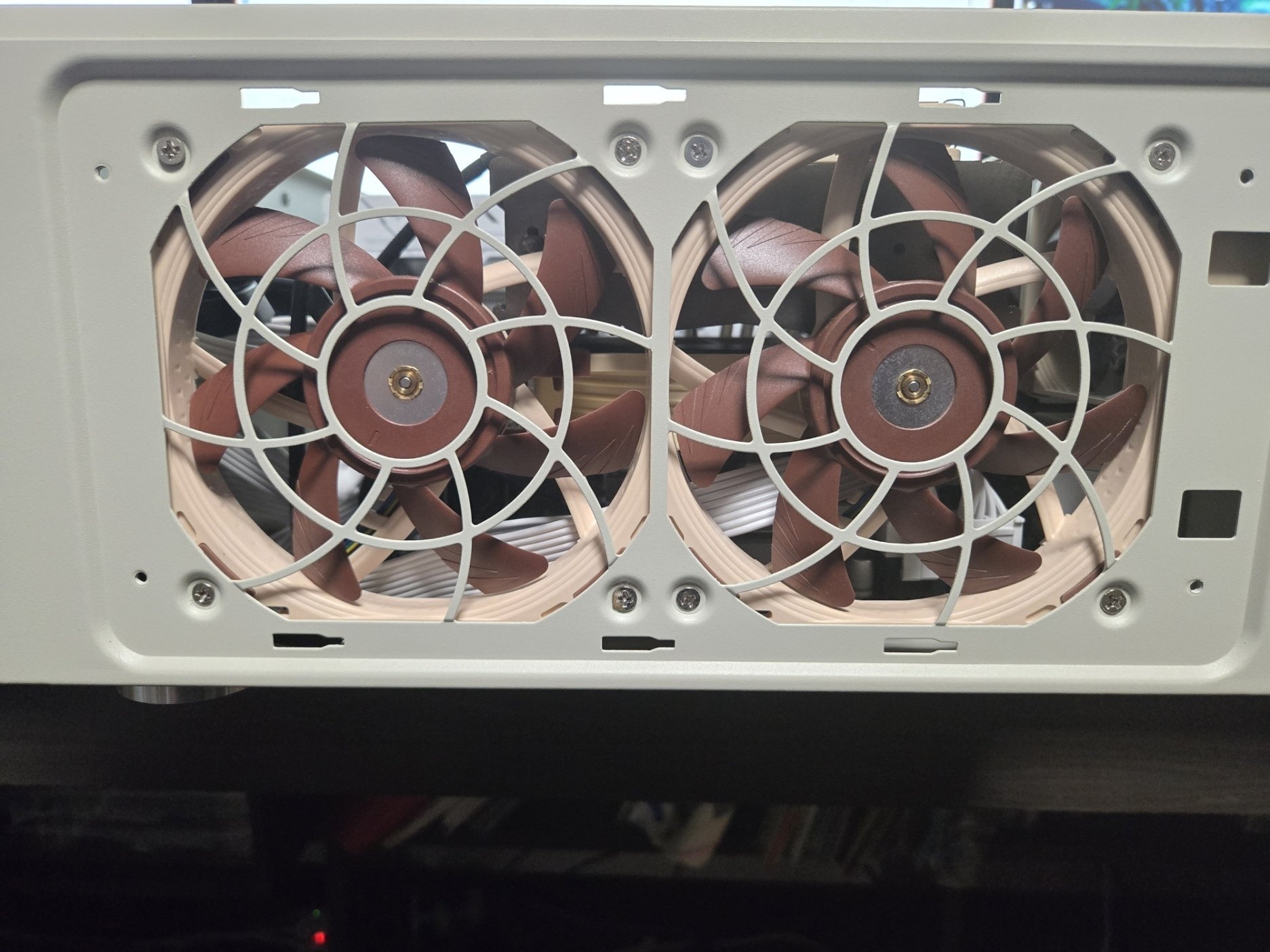 PC-98風ケースSILVERSTONE FLP01でファンガン積みPCを作る(完成)｜みけ