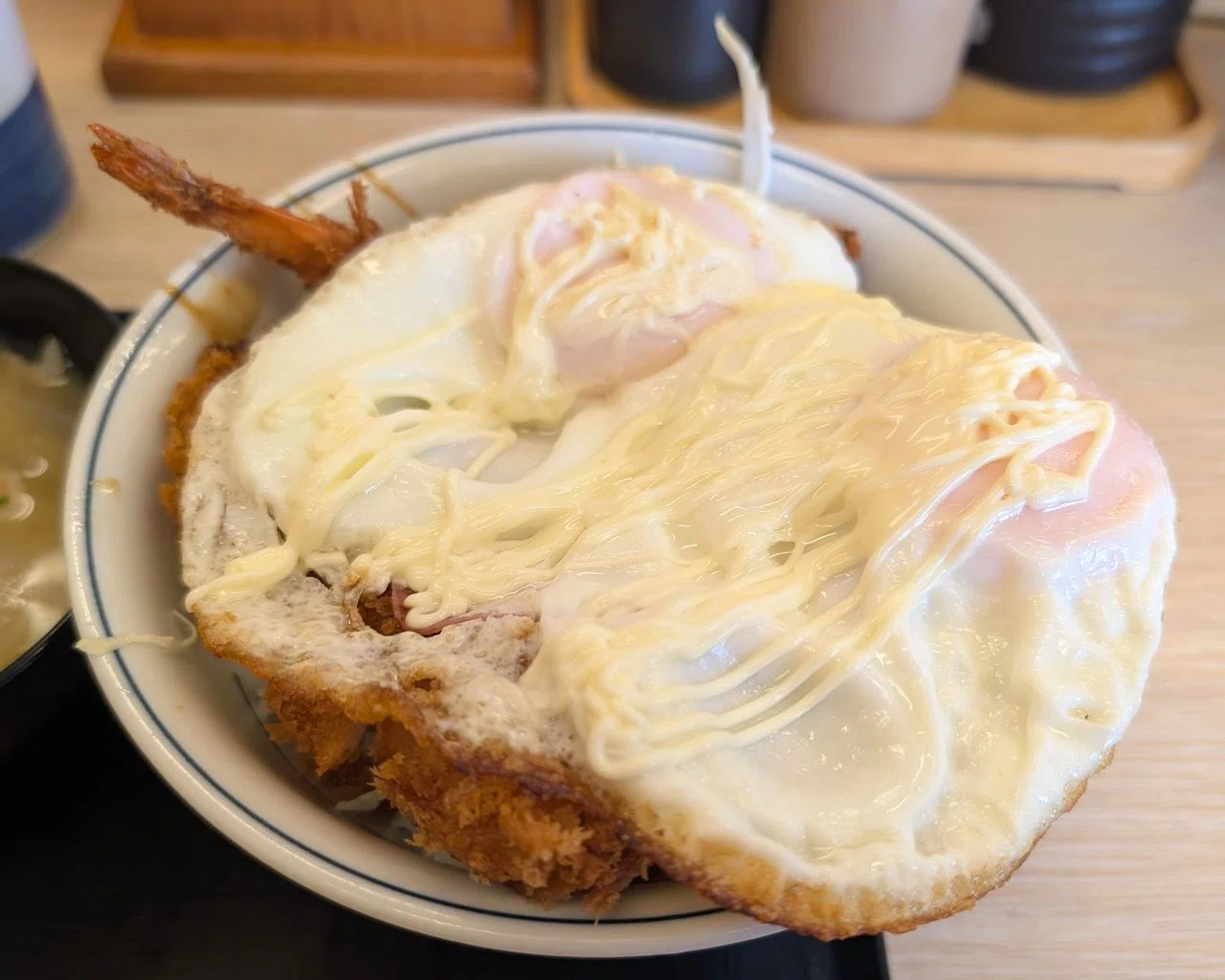 かつや】その下が気になる「ハムエッグカツ丼」週替わりで3種類登場