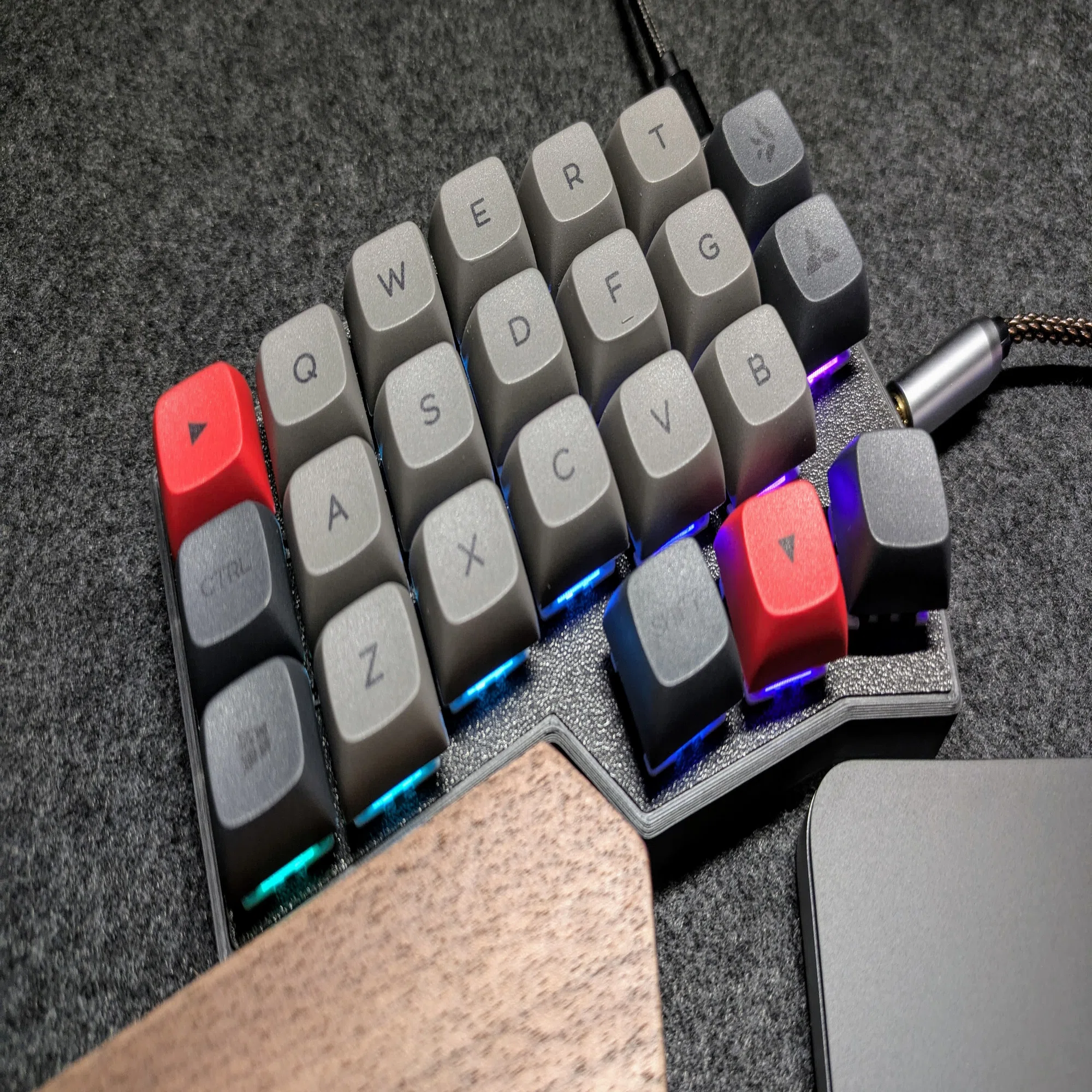 キーボード沼】Corne V4 Cherry │ 自作キーボードを使ってみた感想 