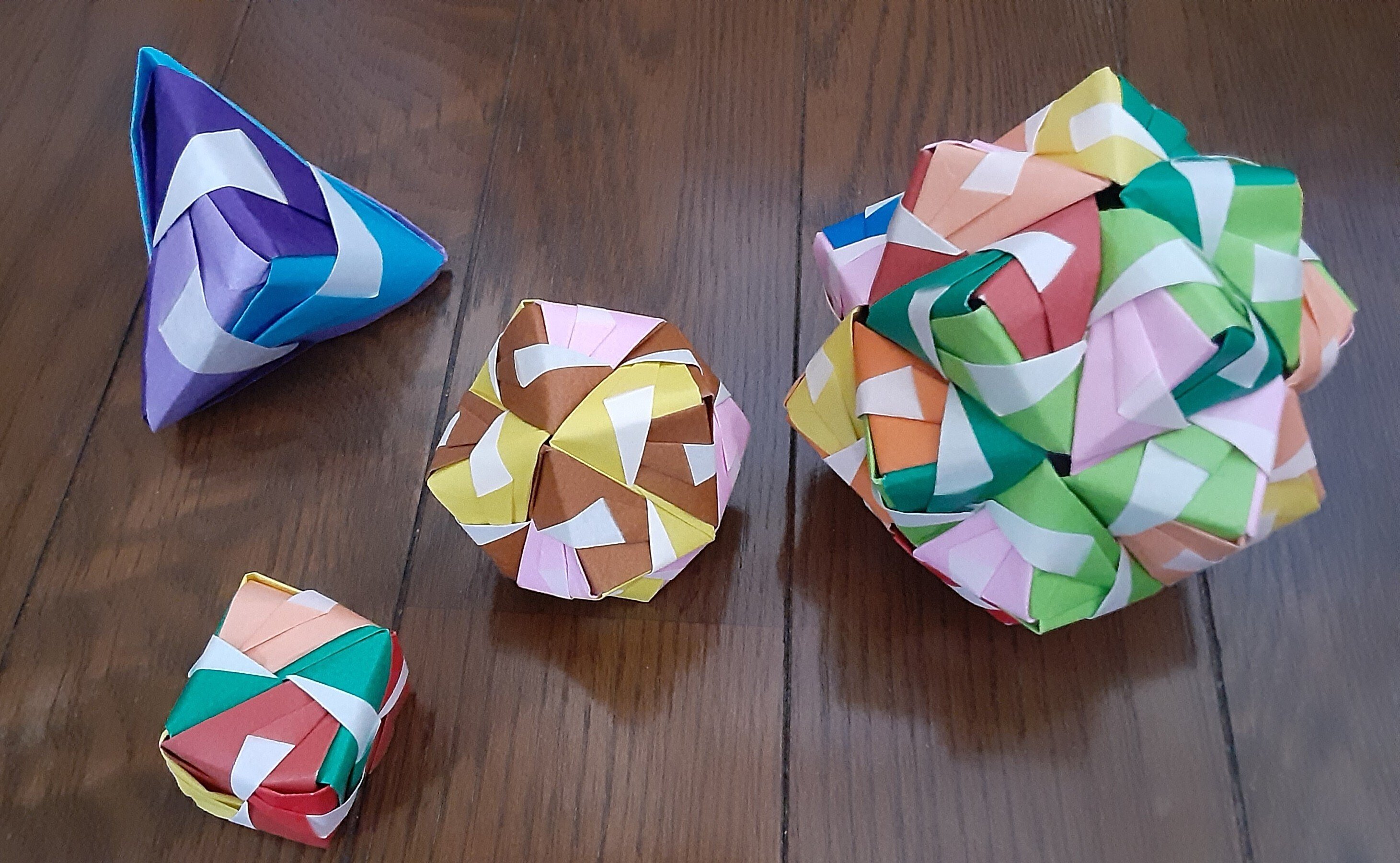 折り紙制作の集大成。90枚のくす玉を作ってみた。｜桜川空