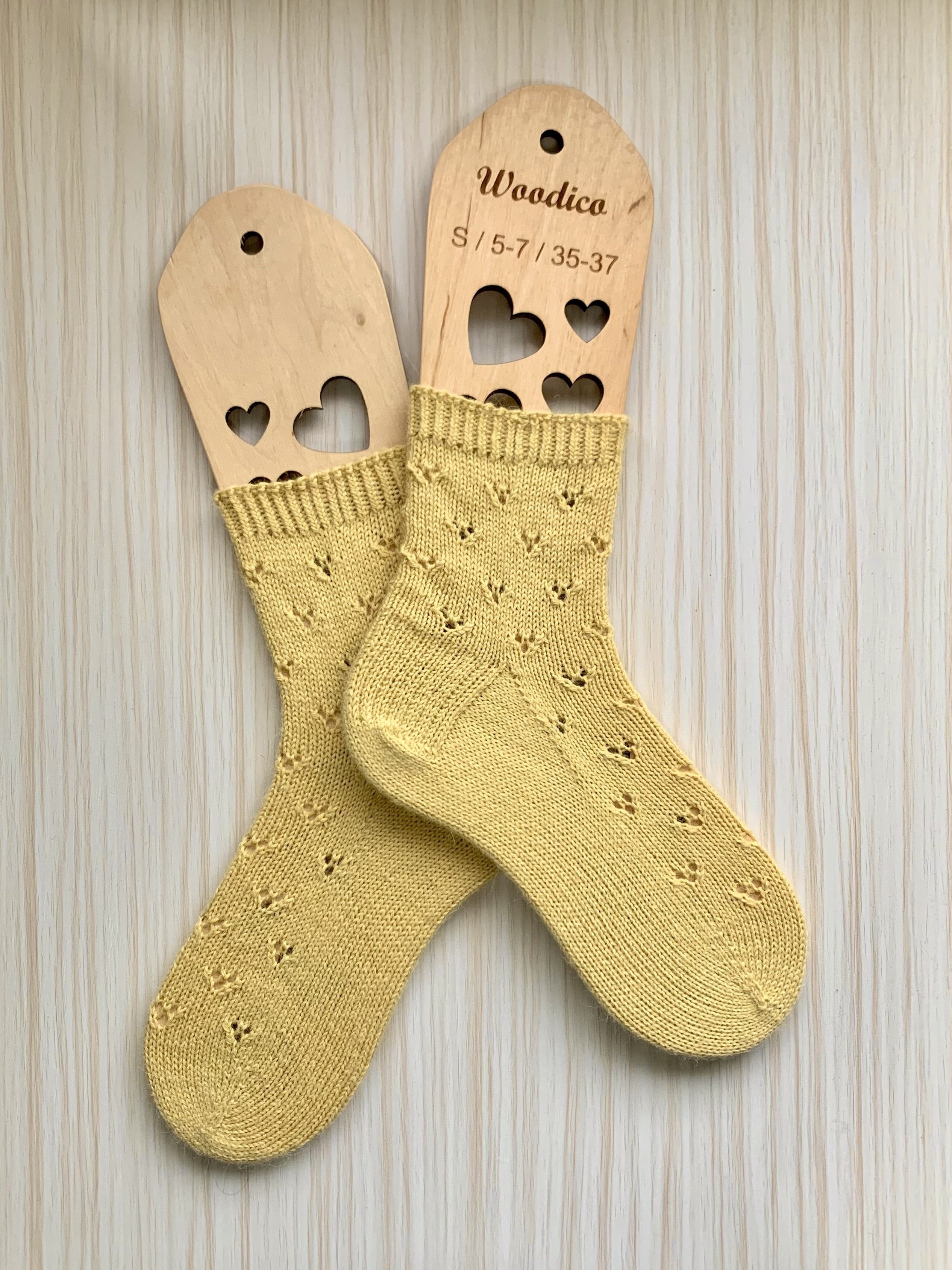 春色、イエローに透かし編み満載の靴下編みました｜cotto mou/心躍る