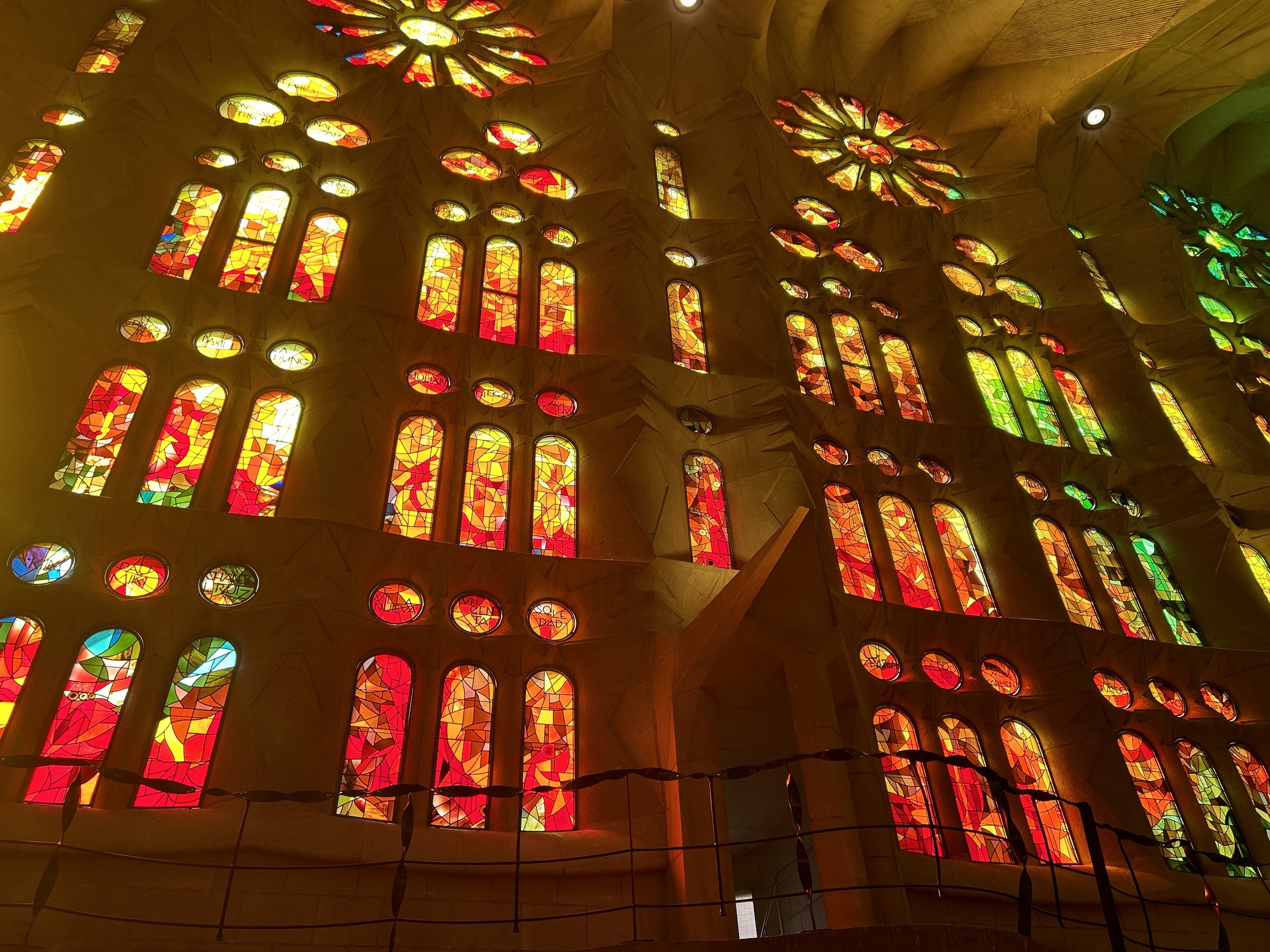 光と色の美しさに圧倒される｜微笑む宝石