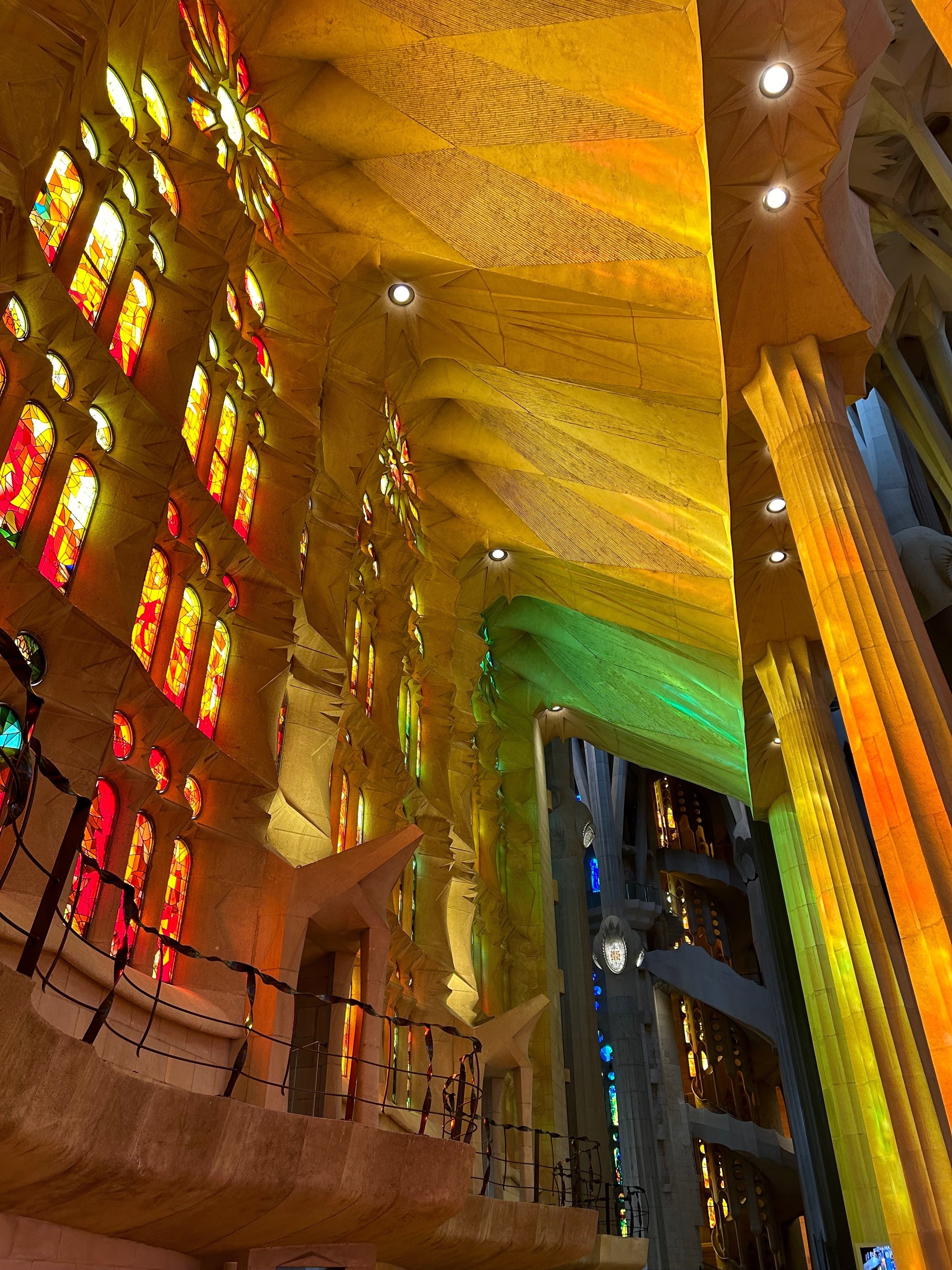 光と色の美しさに圧倒される｜微笑む宝石