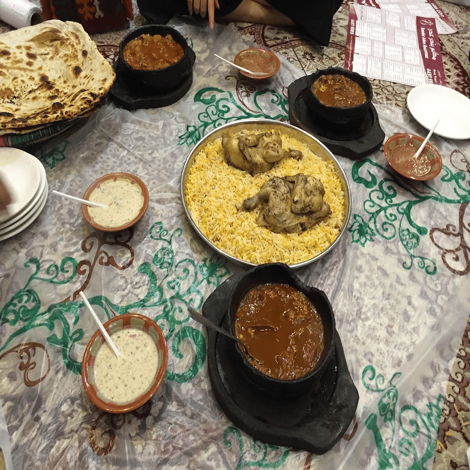 アラブの「ご飯の上に肉がのっている料理」の思い出を振り返り、その