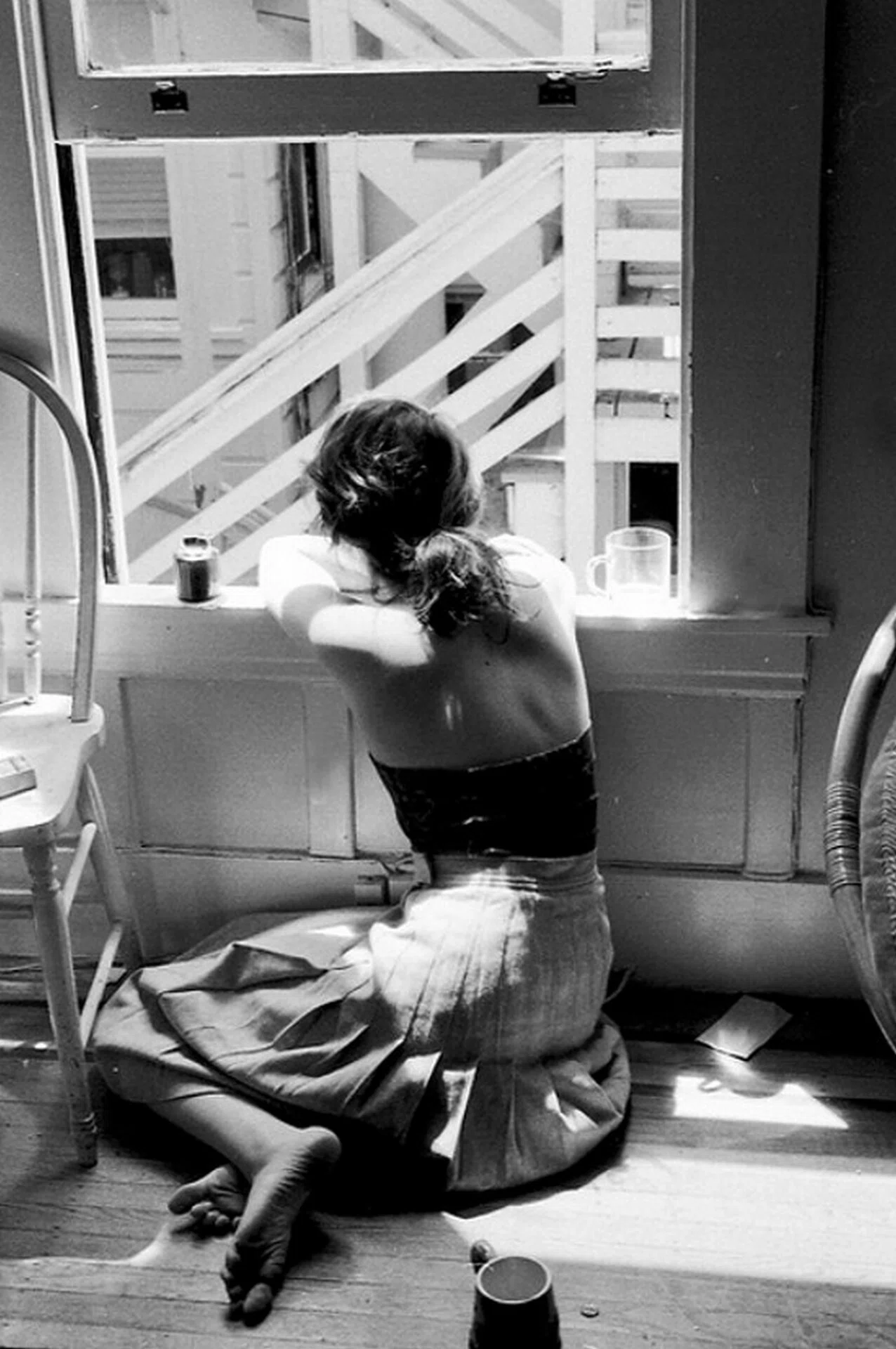 20thの女性写真家Nina Leen/woman looking out the window ｜artoday 
