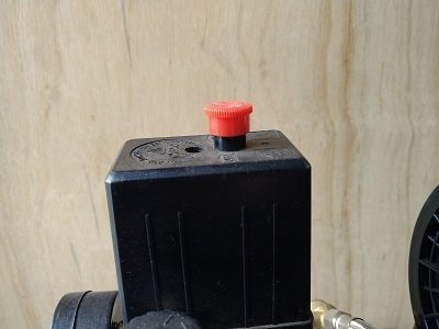 自宅に静音式ガレージエアーコンプレッサーを設置しました｜ryou