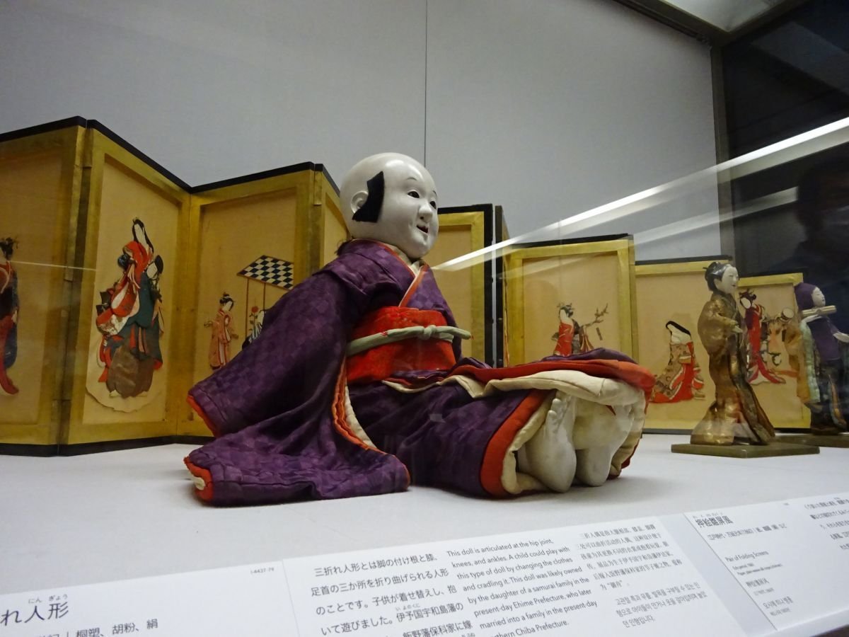 三折れ人形は縄文人の夢を見るか？ ～座り込むのが好きな日本人の写し