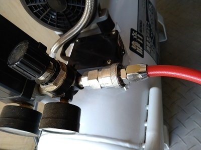 エアーコンプレッサー 静音 ガレージに1台