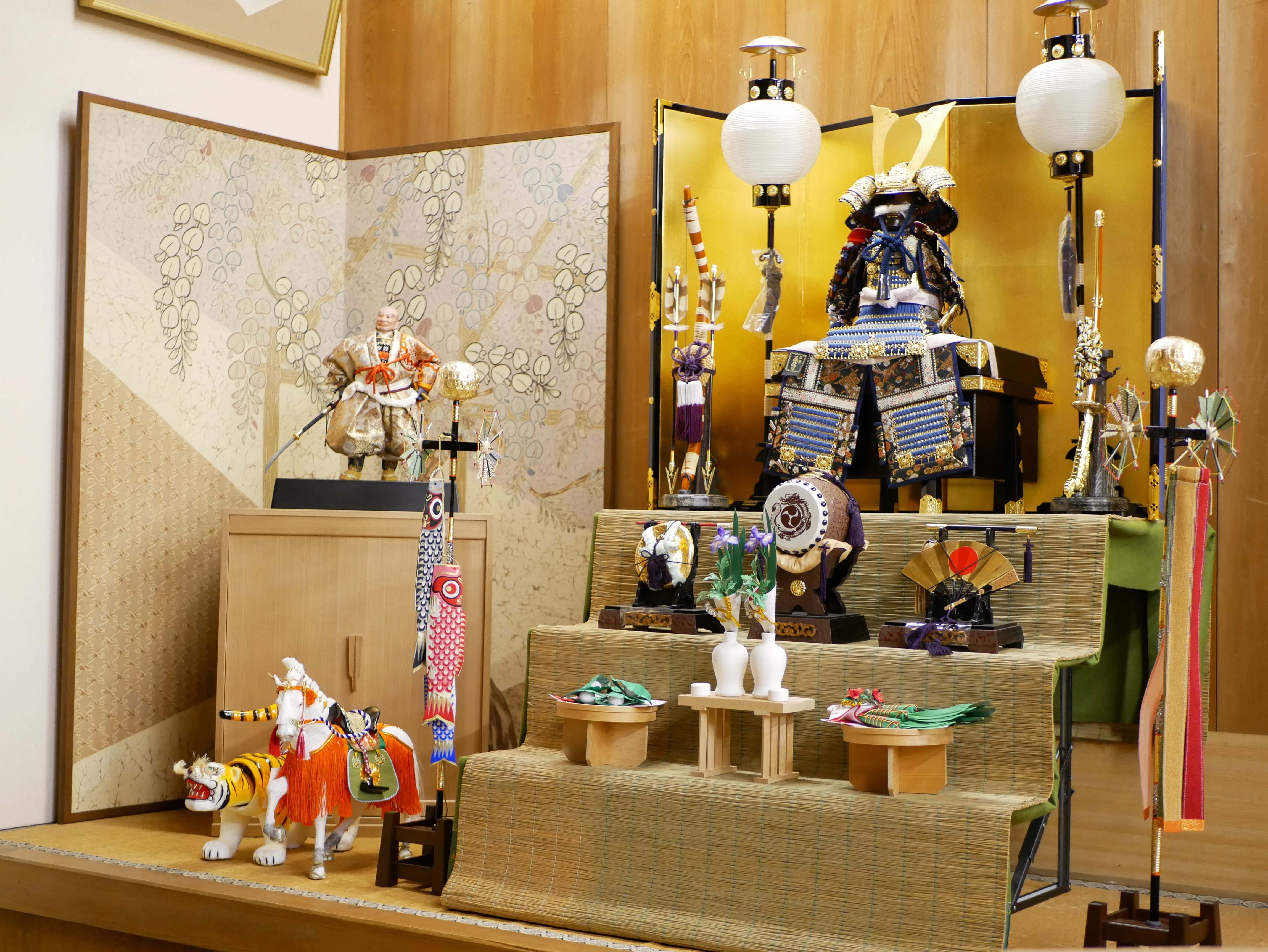 五月人形の飾り方」五月人形の飾り方の基本形① 緑の毛氈｜大西人形五