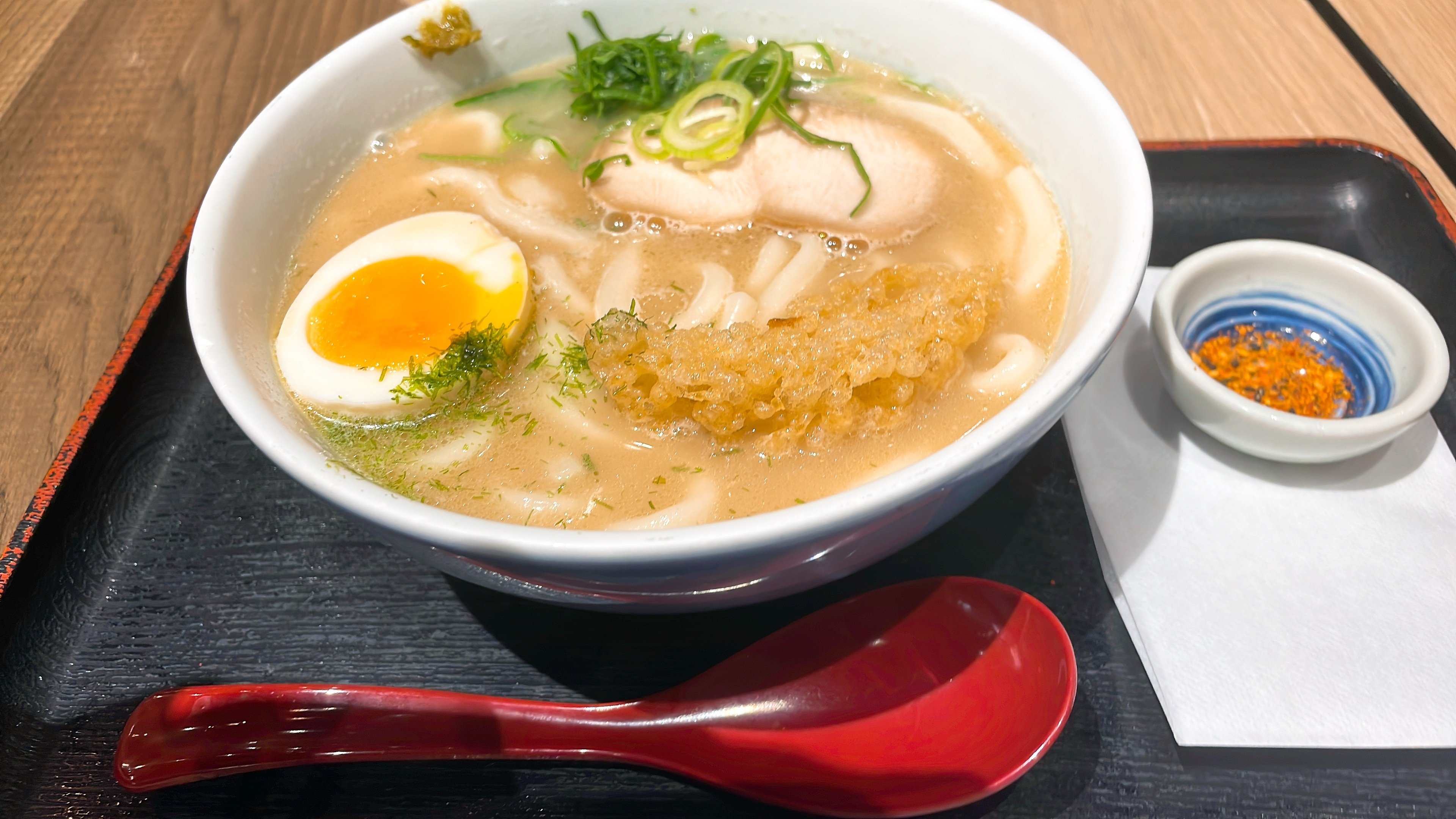 因幡うどん「博多鶏うどん」福岡空港限定！鶏の水炊きのじんわりスープ