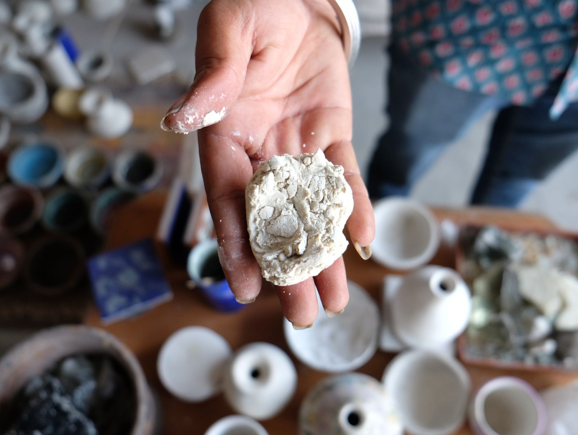 ピンク土に鮮やかなトルコブルー釉、一点物の手作り陶器皿です。