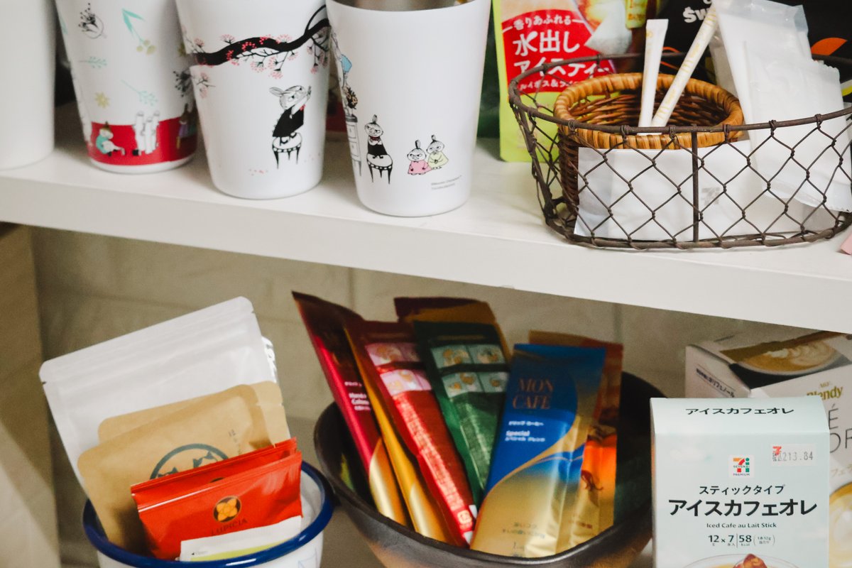 ドリンクコーナーには漫画も並んでいました（撮影＝numan編集部）