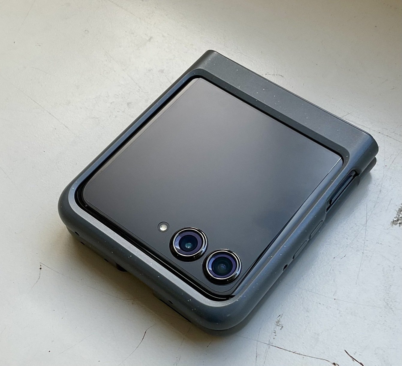 iPhone信者な私、Android乗り換えで沼りそう【motorola razr50】｜和