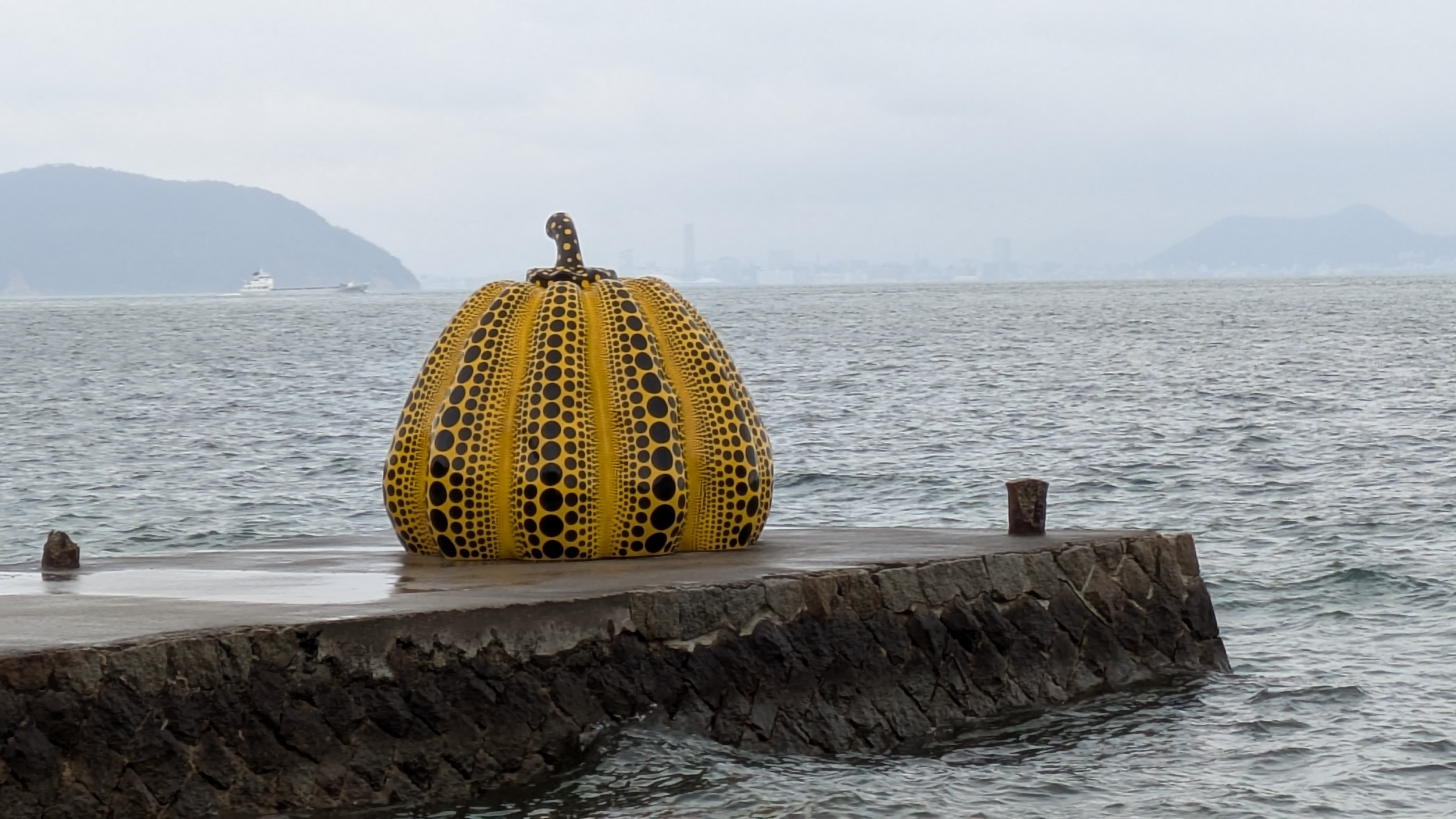 直島・流動する煙・水・火 ーヤン・ウィーラセタクン合作「Ring of